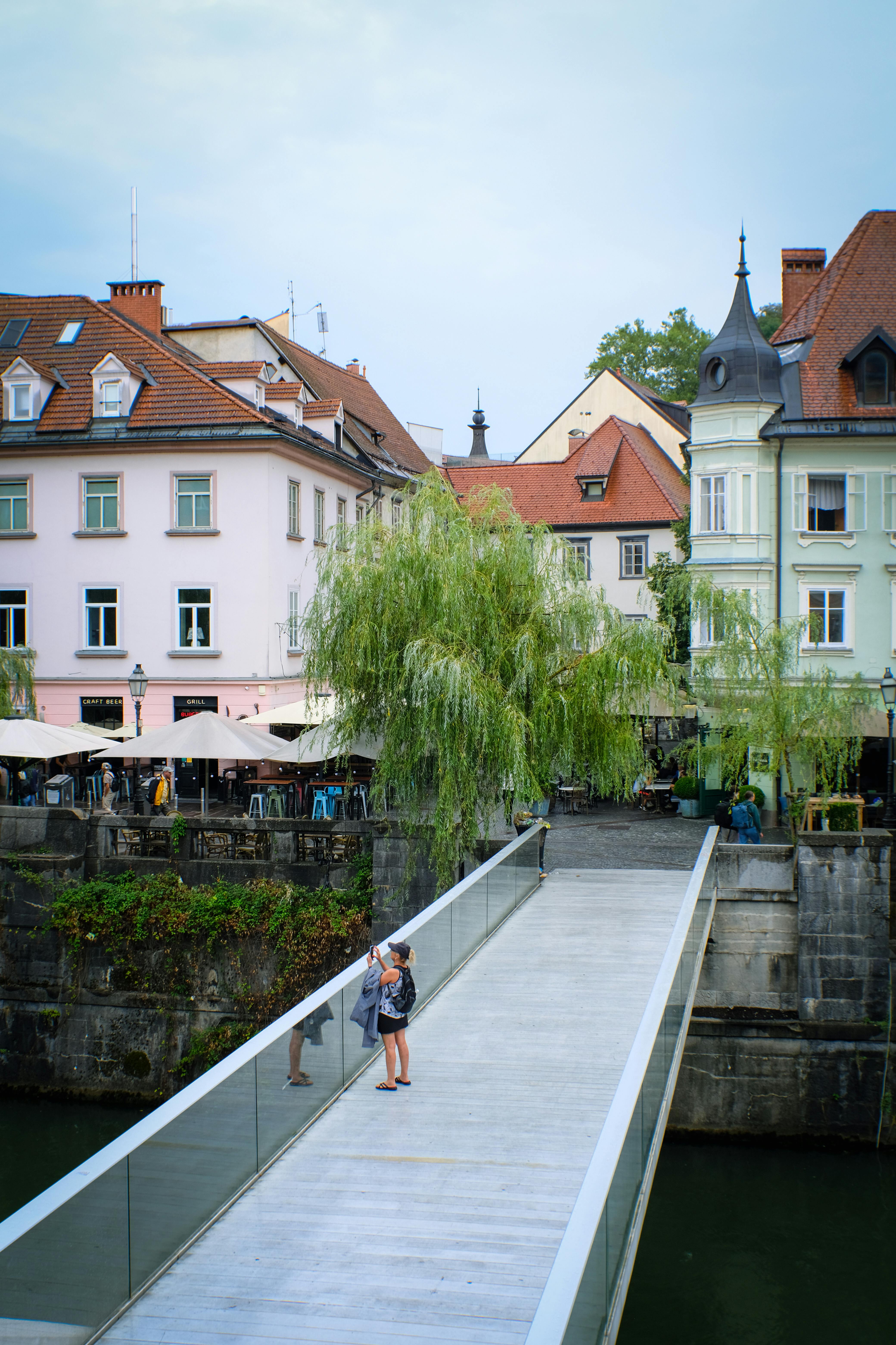 無料 魅力的な街並みと活気ある建築が特徴の、スロベニアのリュブリャナにある近代的な橋。 写真素材