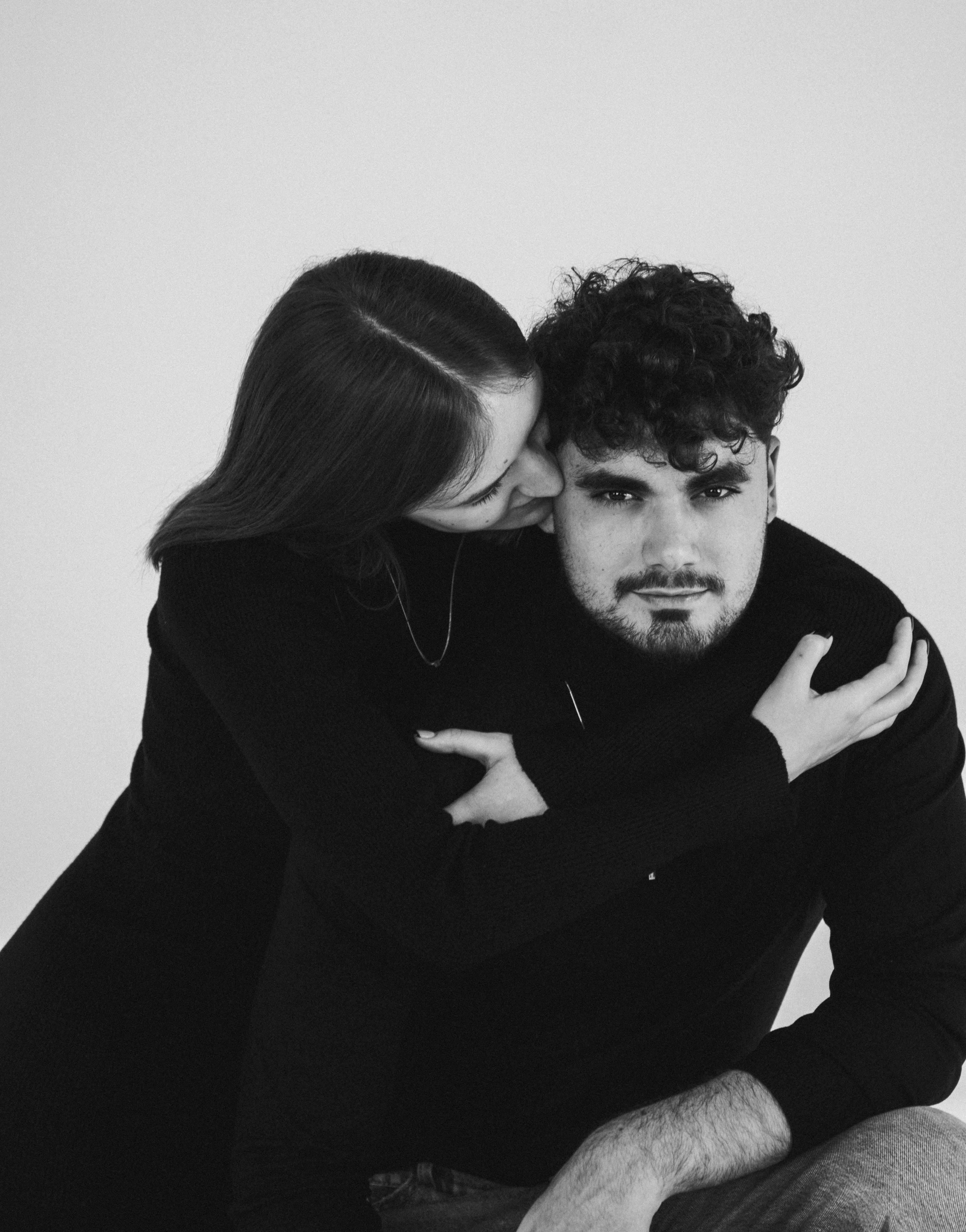 Gratis Potret artistik hitam putih sepasang kekasih yang berpelukan mesra. Foto Stok