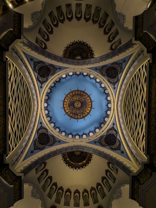 Free Intricate architectural ceiling of a Turkish mosque with blue and gold details. Stock Photo