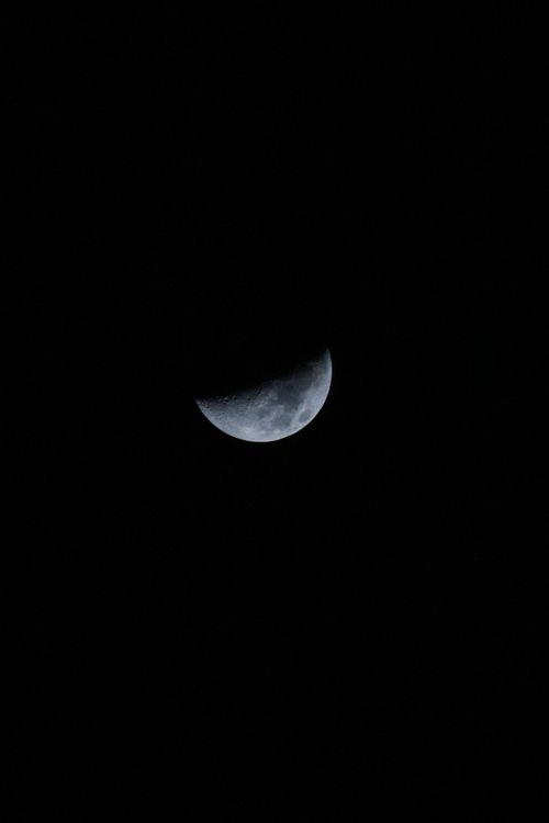 Free A stunning crescent moon captured against a deep dark sky, perfect for night-themed projects. Stock Photo
