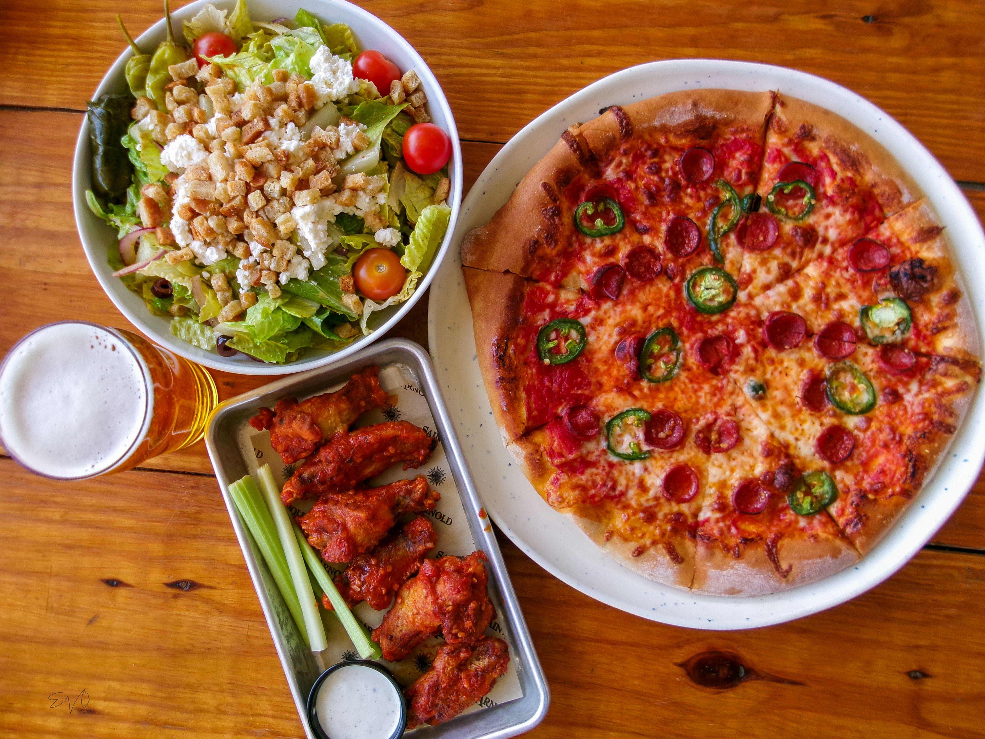 Chicago tavern style pizza