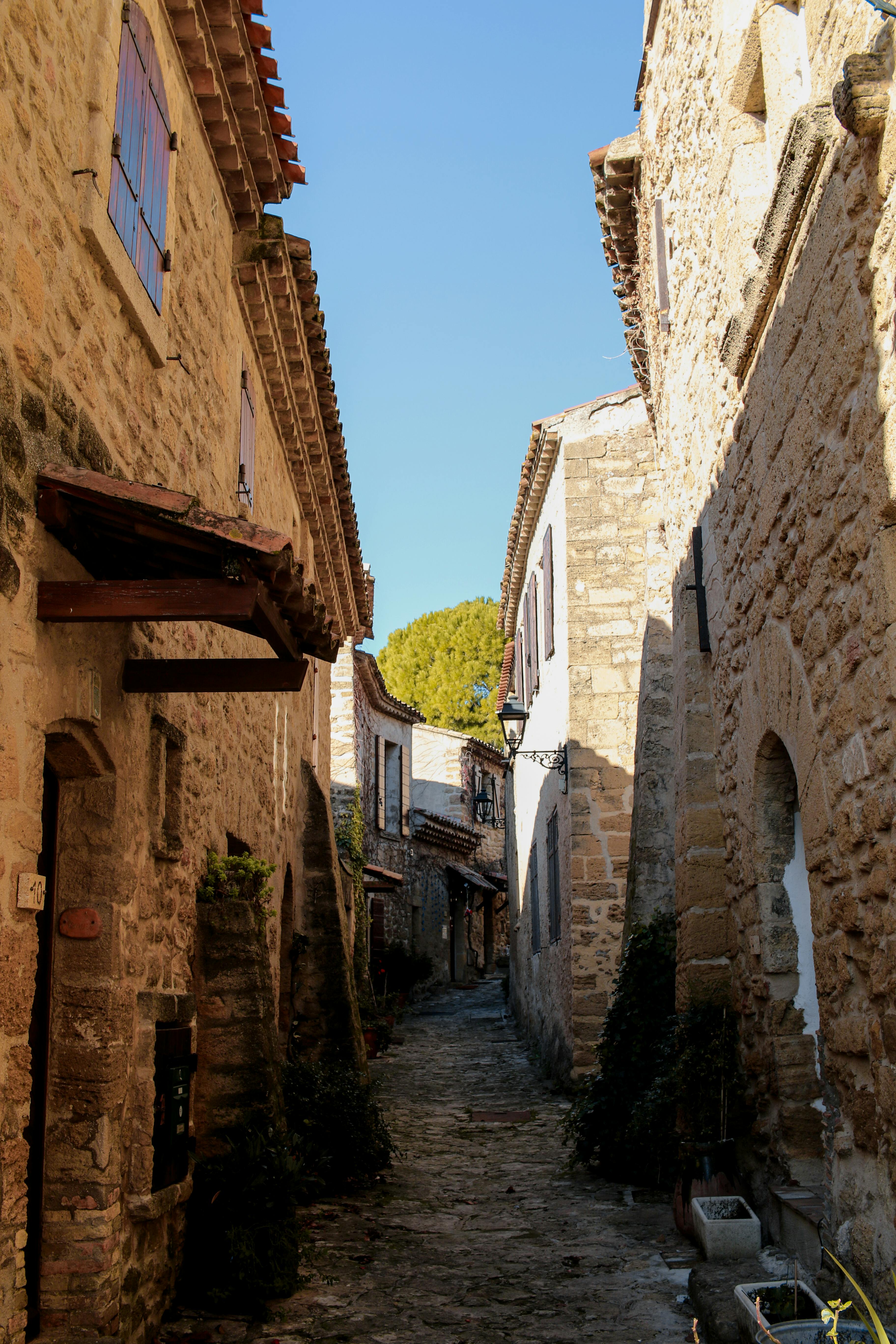 Gratis Temukan lorong batu yang indah di Miramas, Provence, yang menyimpan pesona bersejarah. Foto Stok