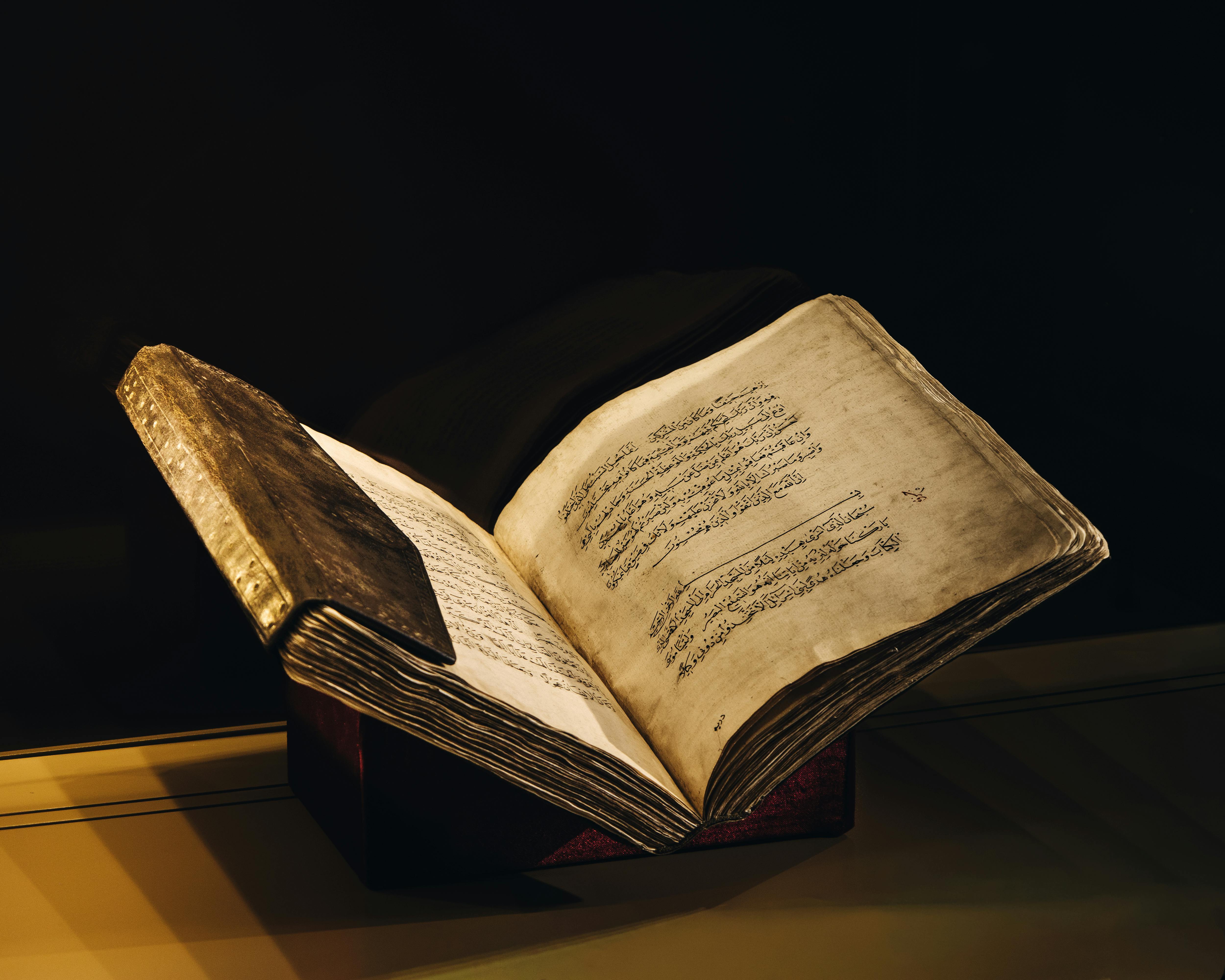 Kostnadsfria Ett vintagemanuskript med arabisk skrift öppnat för att avslöja vackert åldrade sidor, elegant presenterade. Stock foto