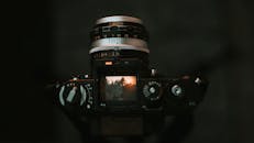 复古相机的艺术特写，取景器里映着风景的倒影，营造出怀旧的氛围