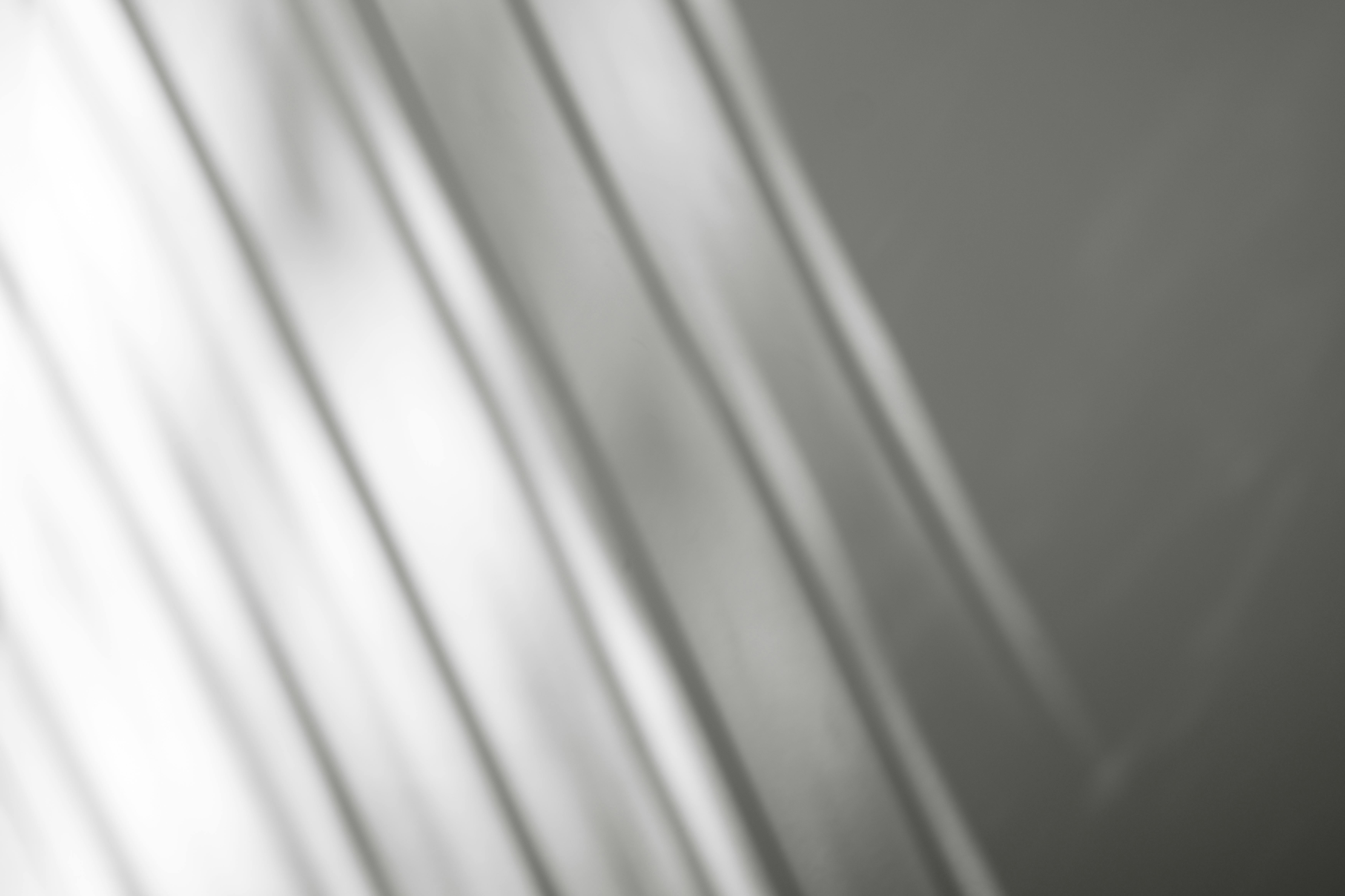 Gratuit Image abstraite en niveaux de gris avec des motifs lumineux doux et flous créant un effet serein et moderne. Photos