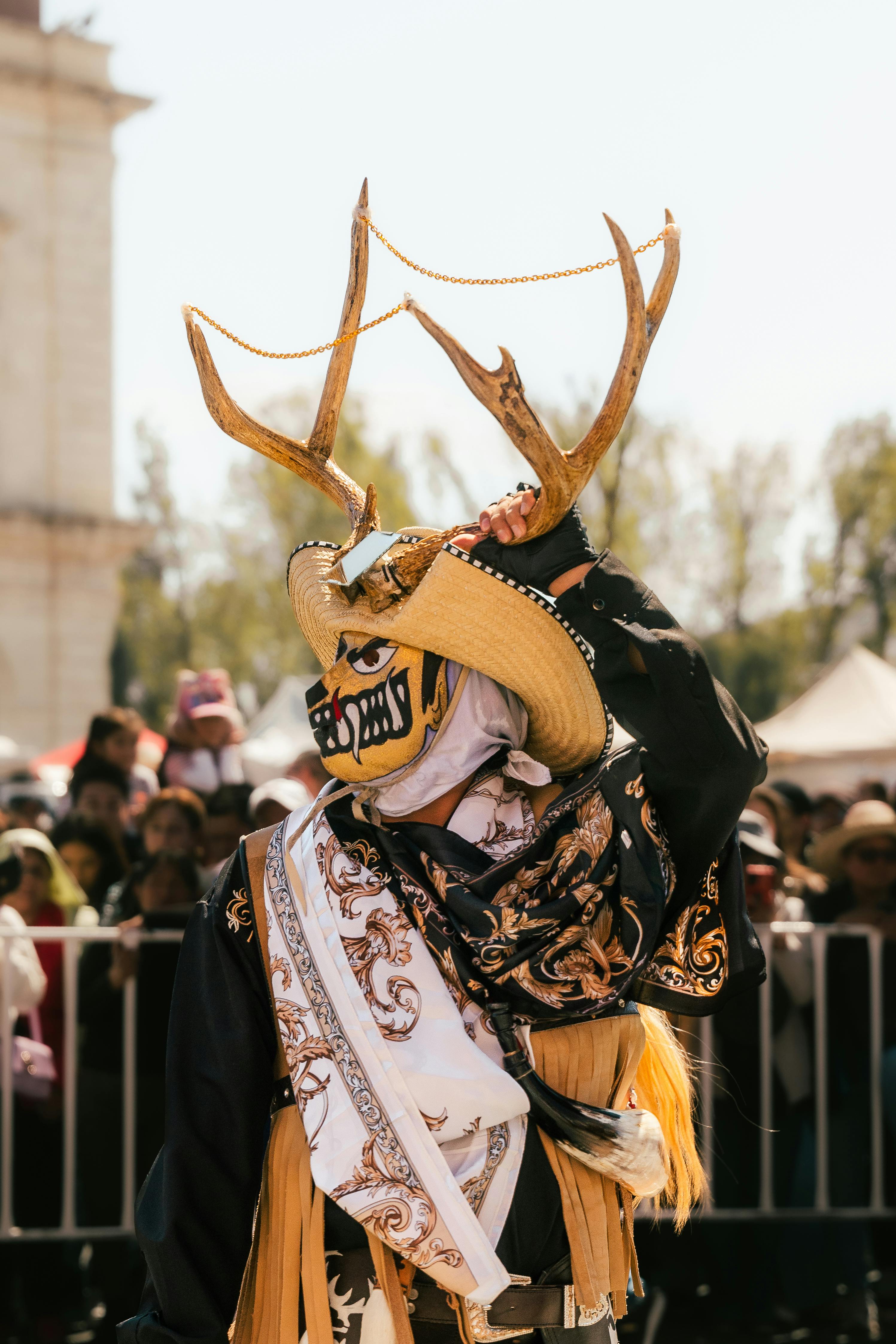 Gratis Seorang penampil penuh warna mengenakan tanduk rusa dan topeng selama festival di Pachuca, Meksiko. Foto Stok