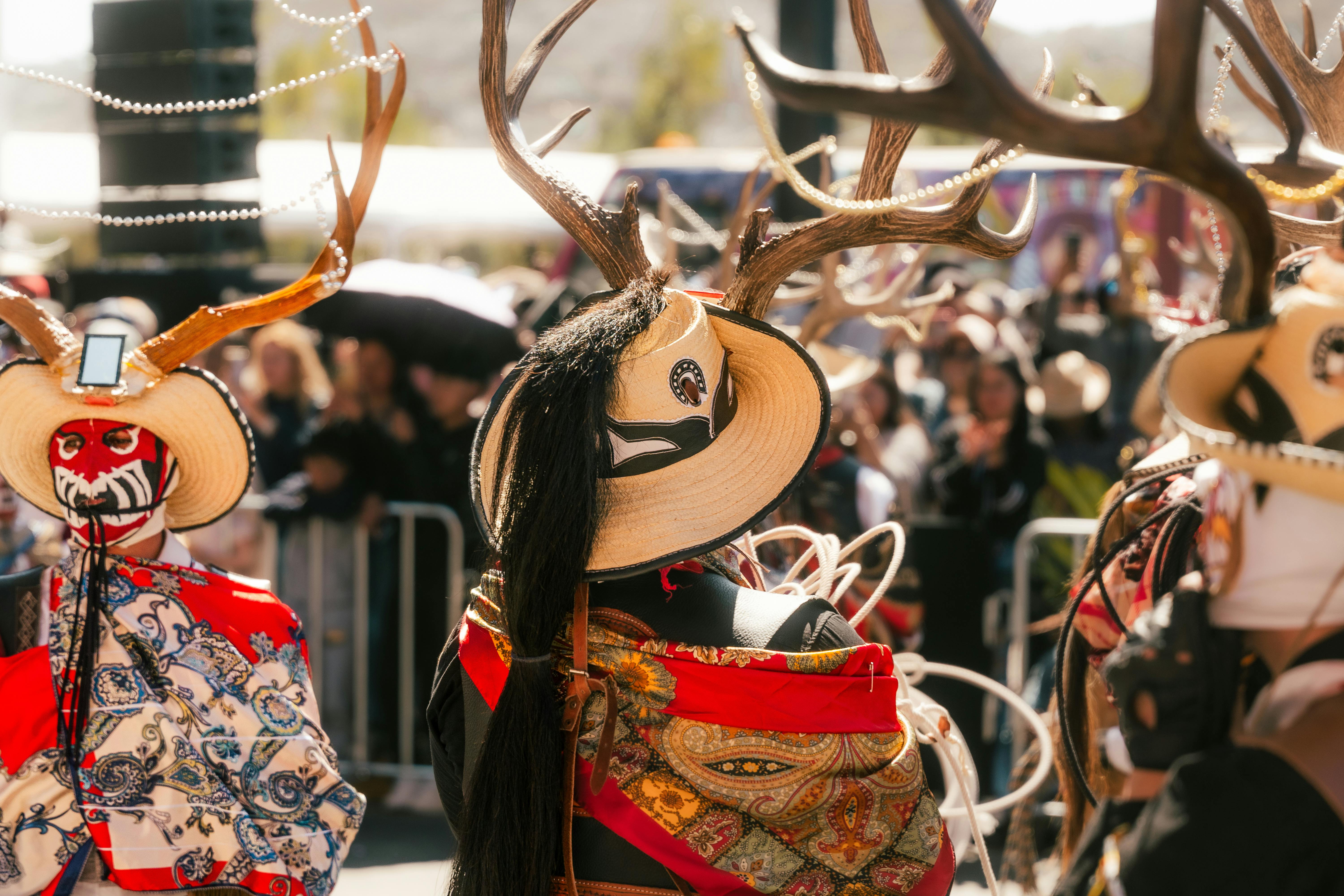 Gratis Pertunjukan penuh warna dari para penampil berkostum tradisional di Pachuca de Soto, yang menangkap semangat perayaan Meksiko. Foto Stok
