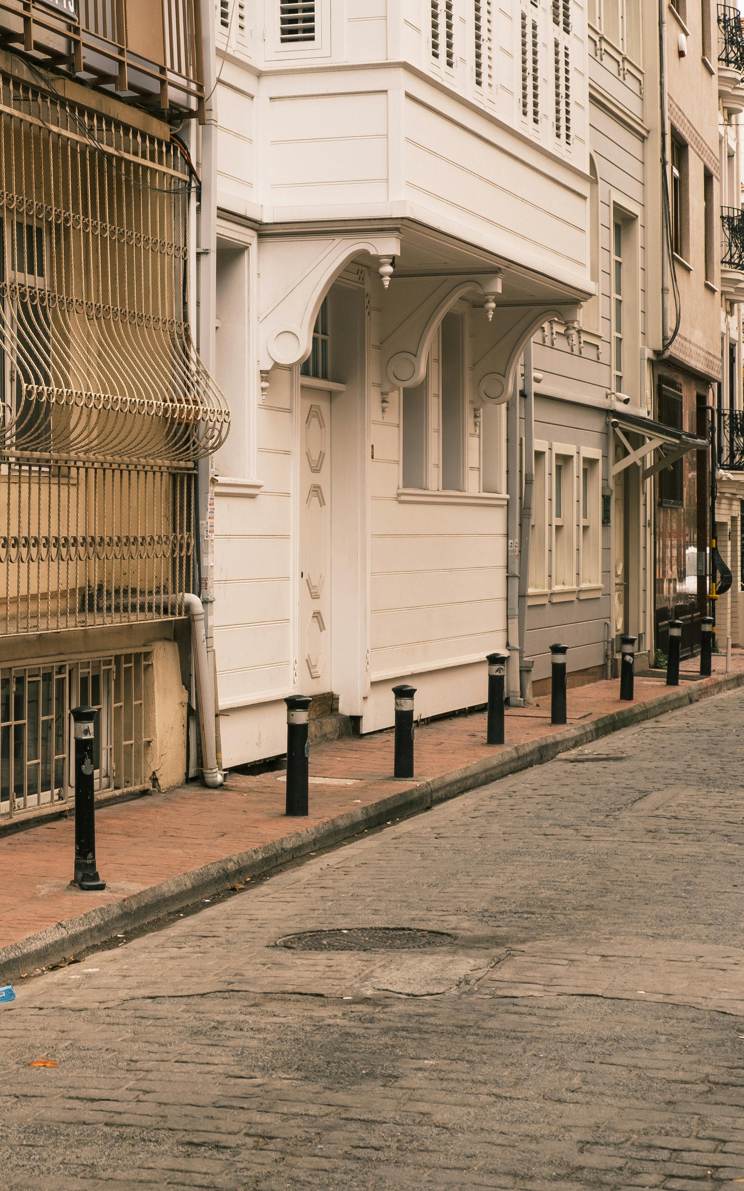 Gratis En rolig brosteinsgate omkranset av vintagearkitektur viser frem sjarmen til et historisk distrikt. Arkivbilde