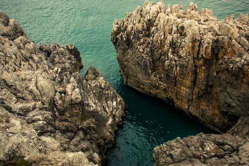 Free Majestic rocky cliffs in Zonguldak, Türkiye, towering over turquoise waters, creating a natural wonder. Stock Photo