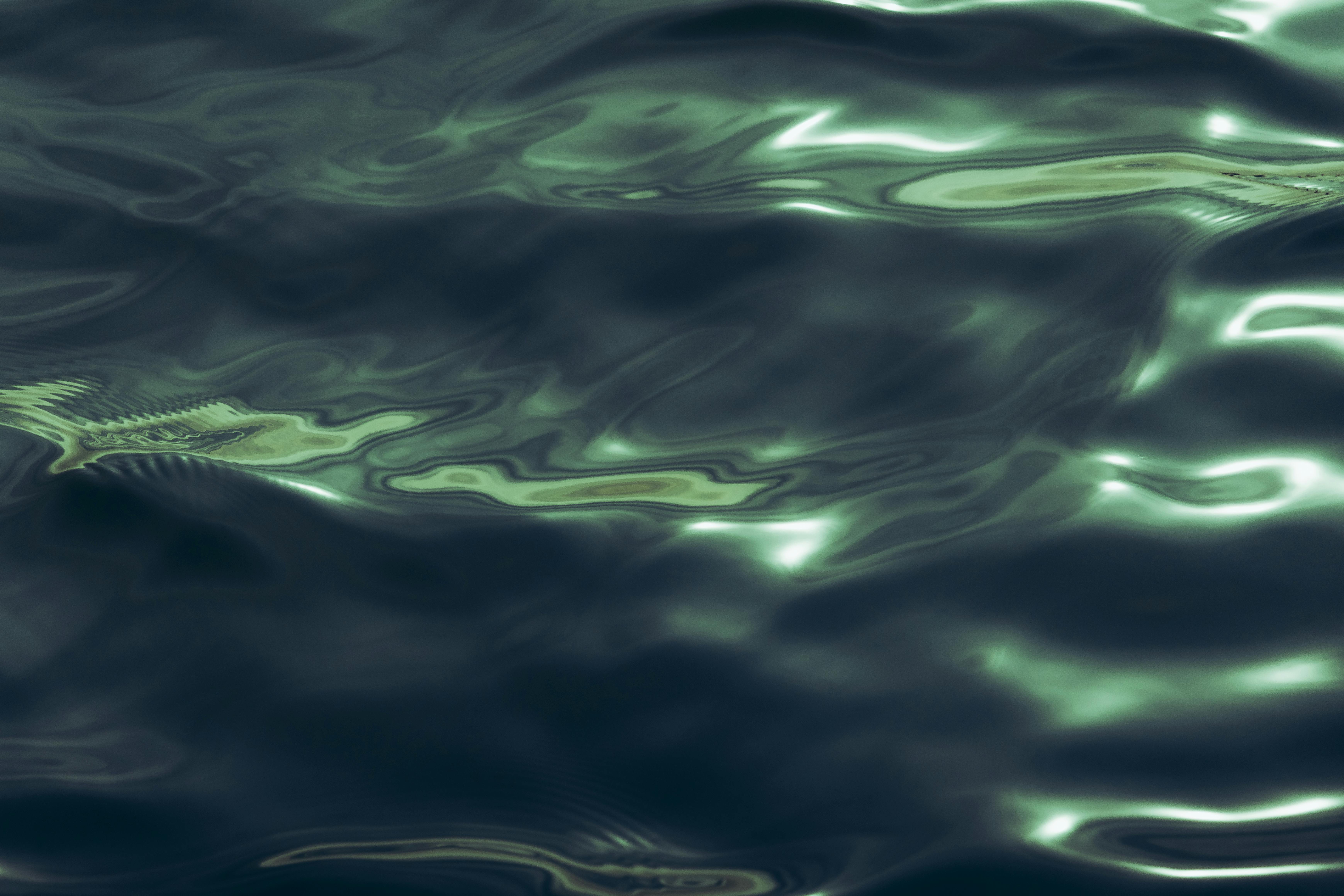 Gratis Riflesso astratto su una superficie d'acqua calma, che mette in mostra motivi naturali e giochi di luce. Foto a disposizione