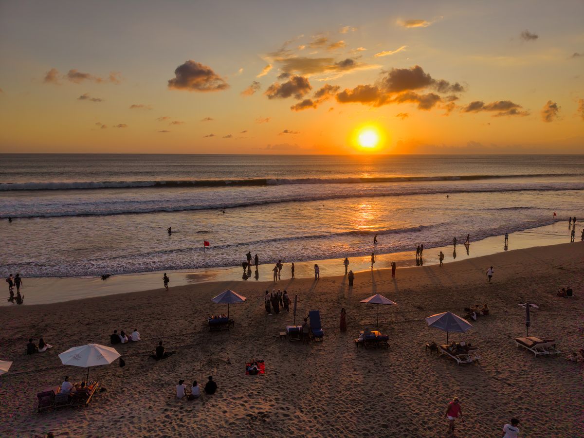 Unde te cazezi în Bali - Kuta - apus pe plaja Kuta