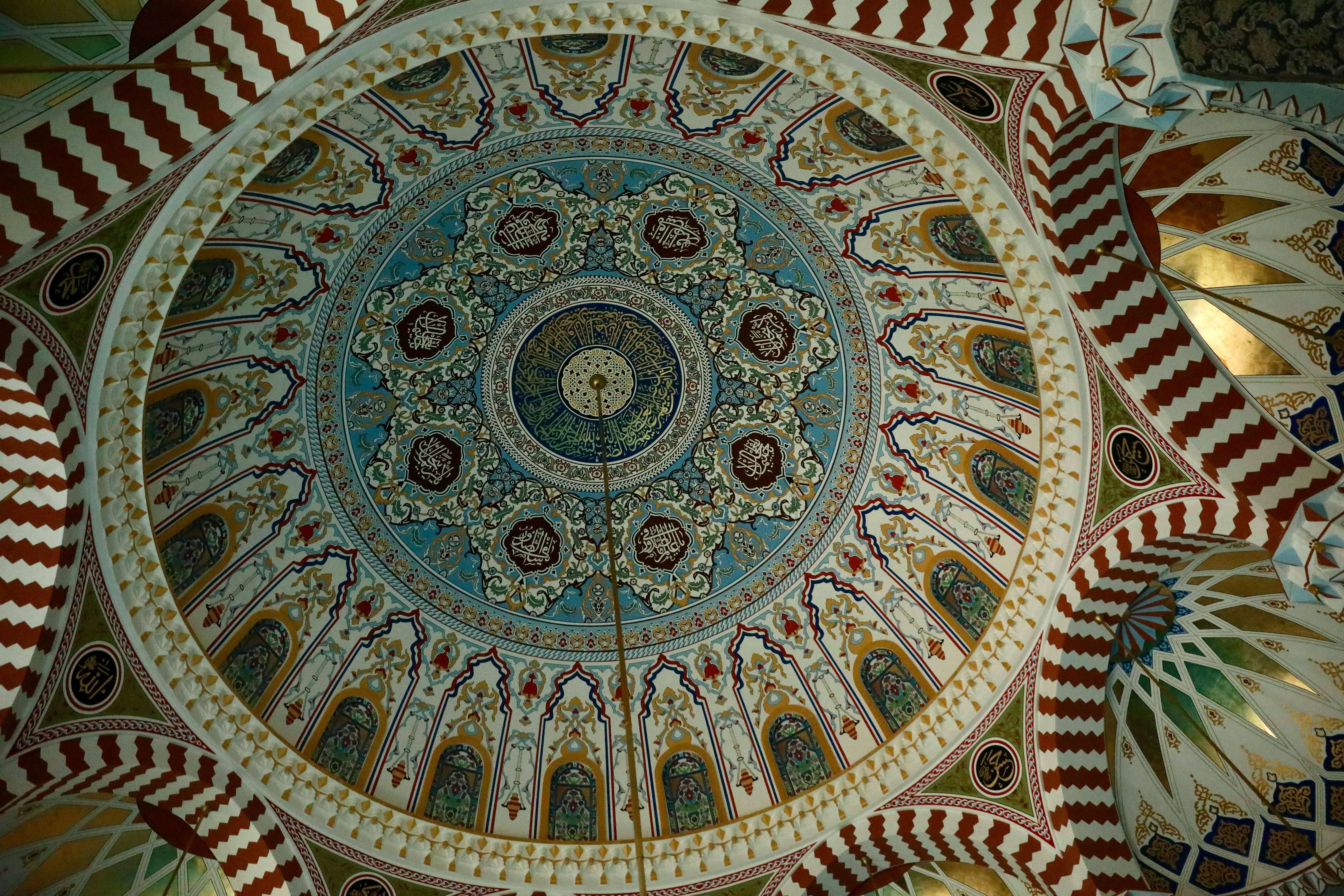 Ücretsiz Türkiye'nin Isparta kentindeki bir caminin içindeki, İslam sanatının ve mimarisinin ihtişamını sergileyen, son derece detaylı kubbe. Stok Fotoğraflar