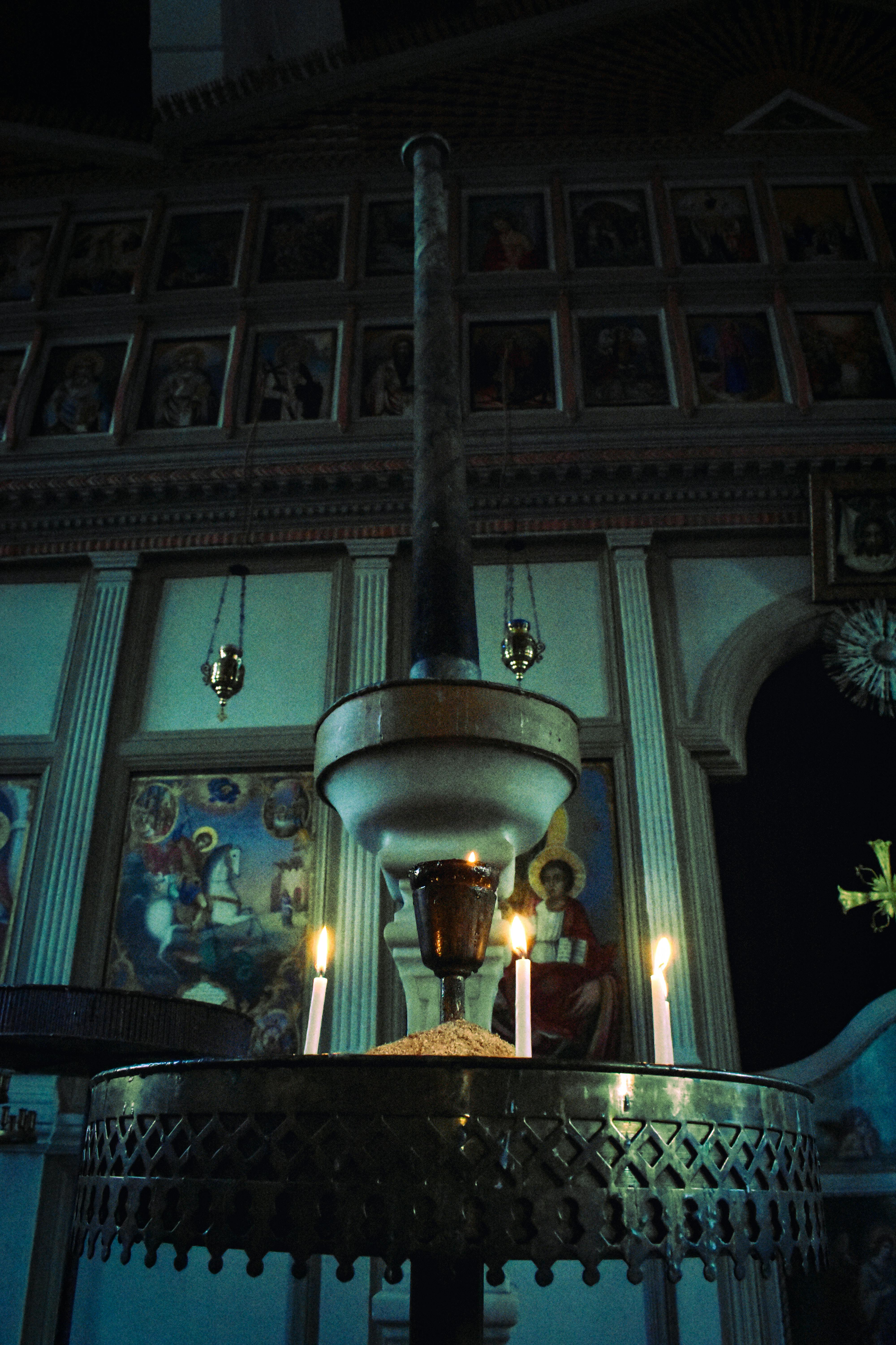 無料 トルコのエディルネにある、宗教的な象徴が飾られたろうそくに照らされた正教会の内部の雰囲気のある眺め。 写真素材
