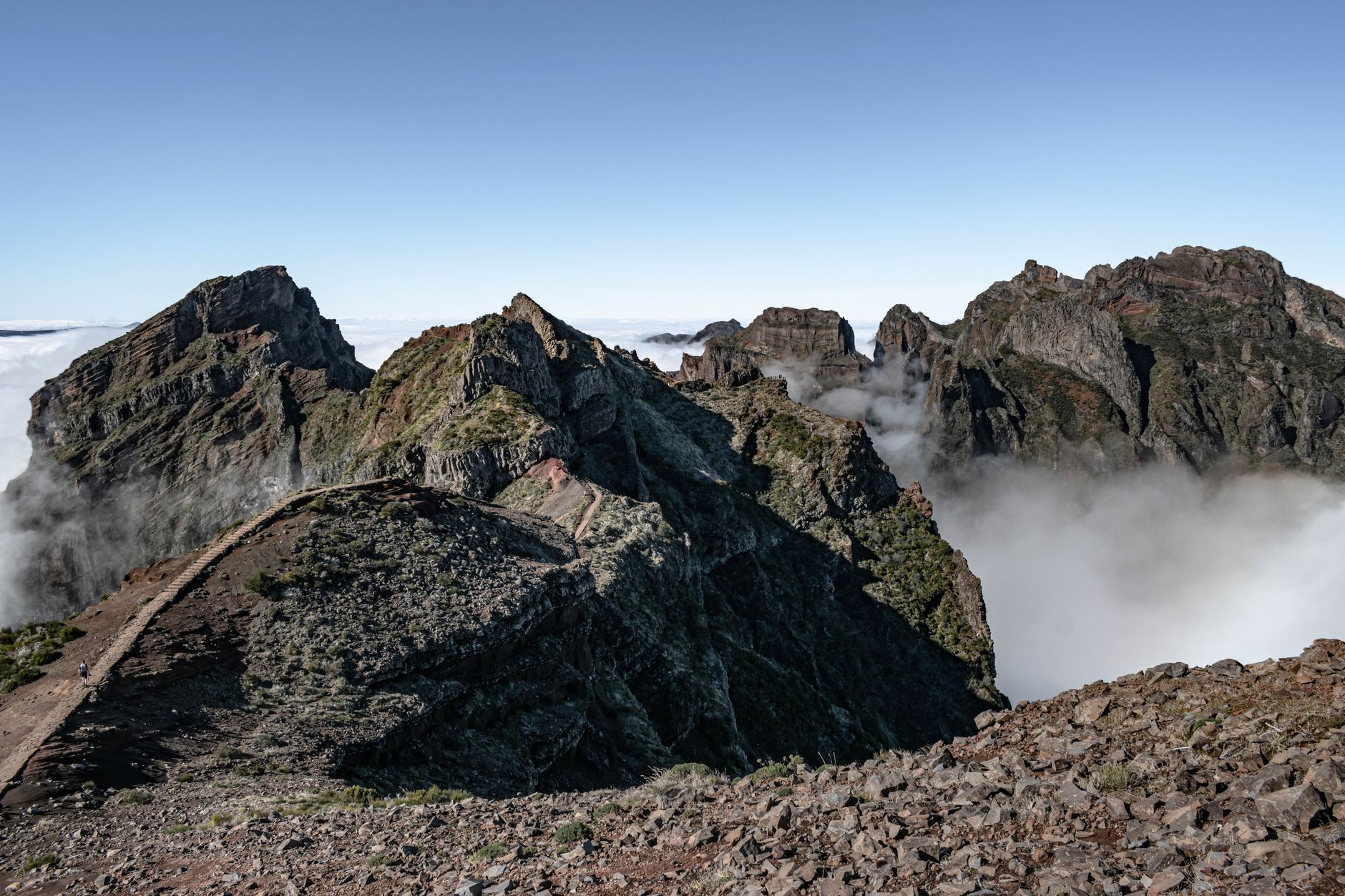 Panoramatický výhled na dramatické horské vrcholy Madeiry