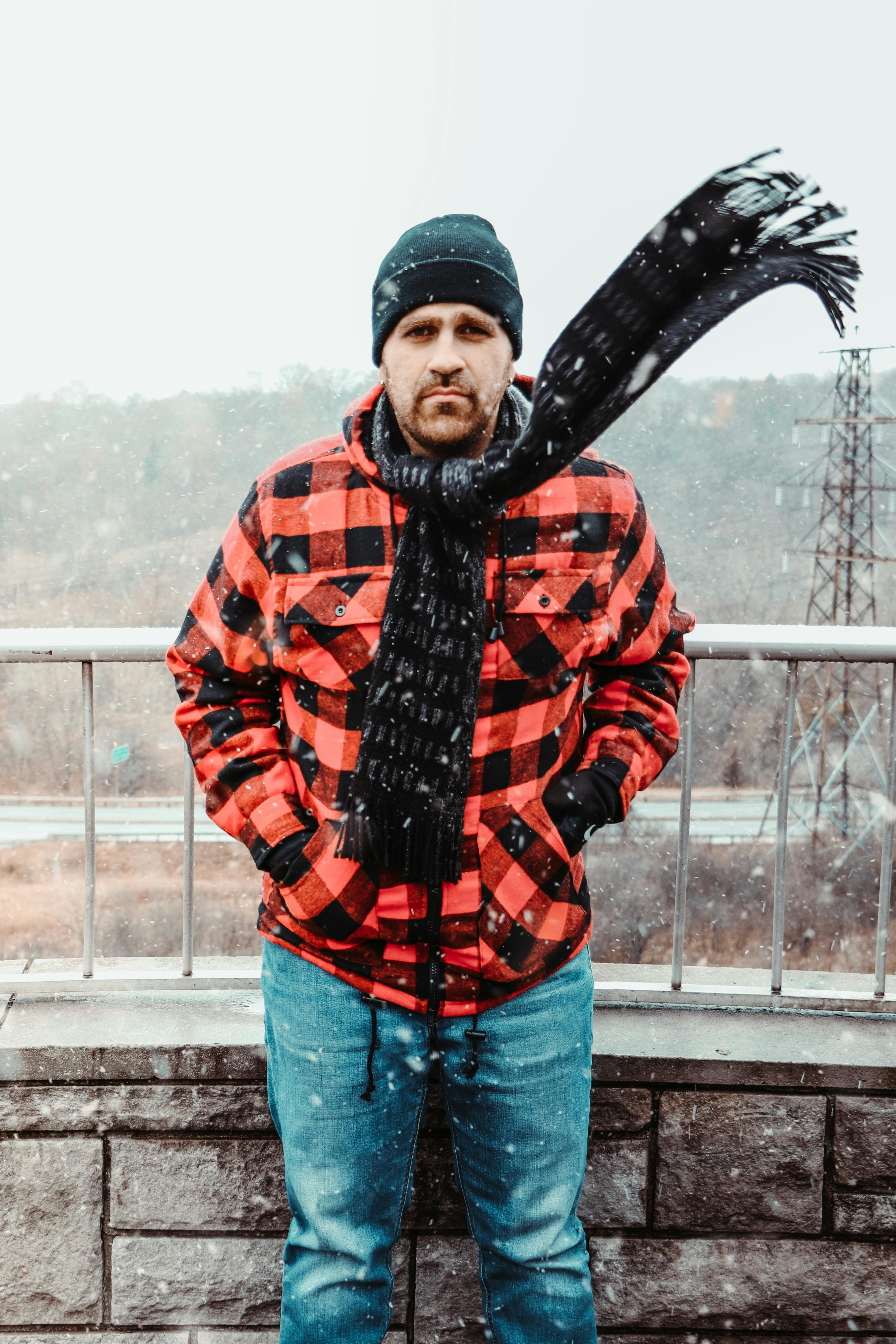 スカーフを身に着けている男