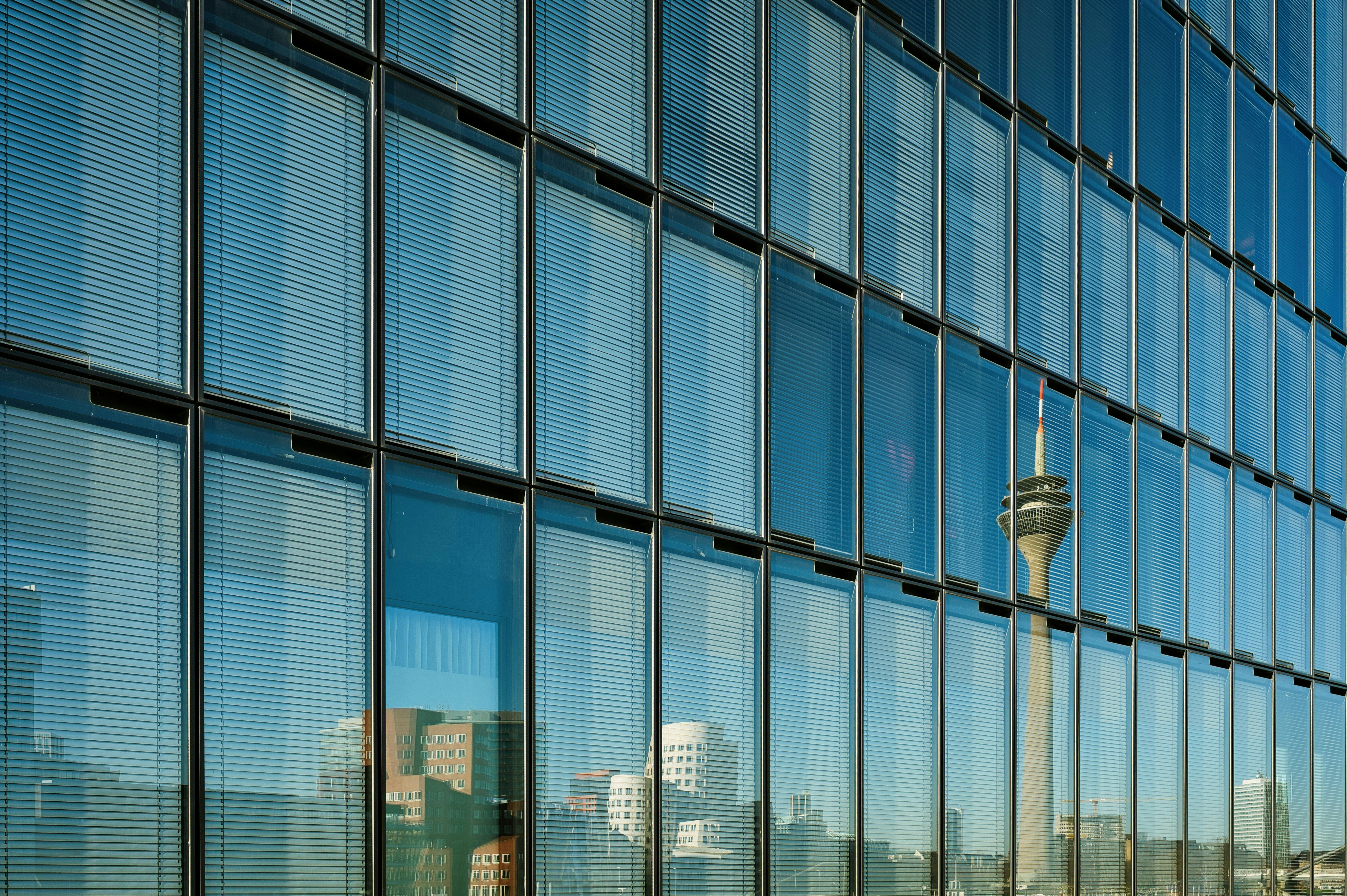 Gratis Urbant landskap speilet i glassvinduer med en blanding av moderne og klassisk arkitektur. Arkivbilde