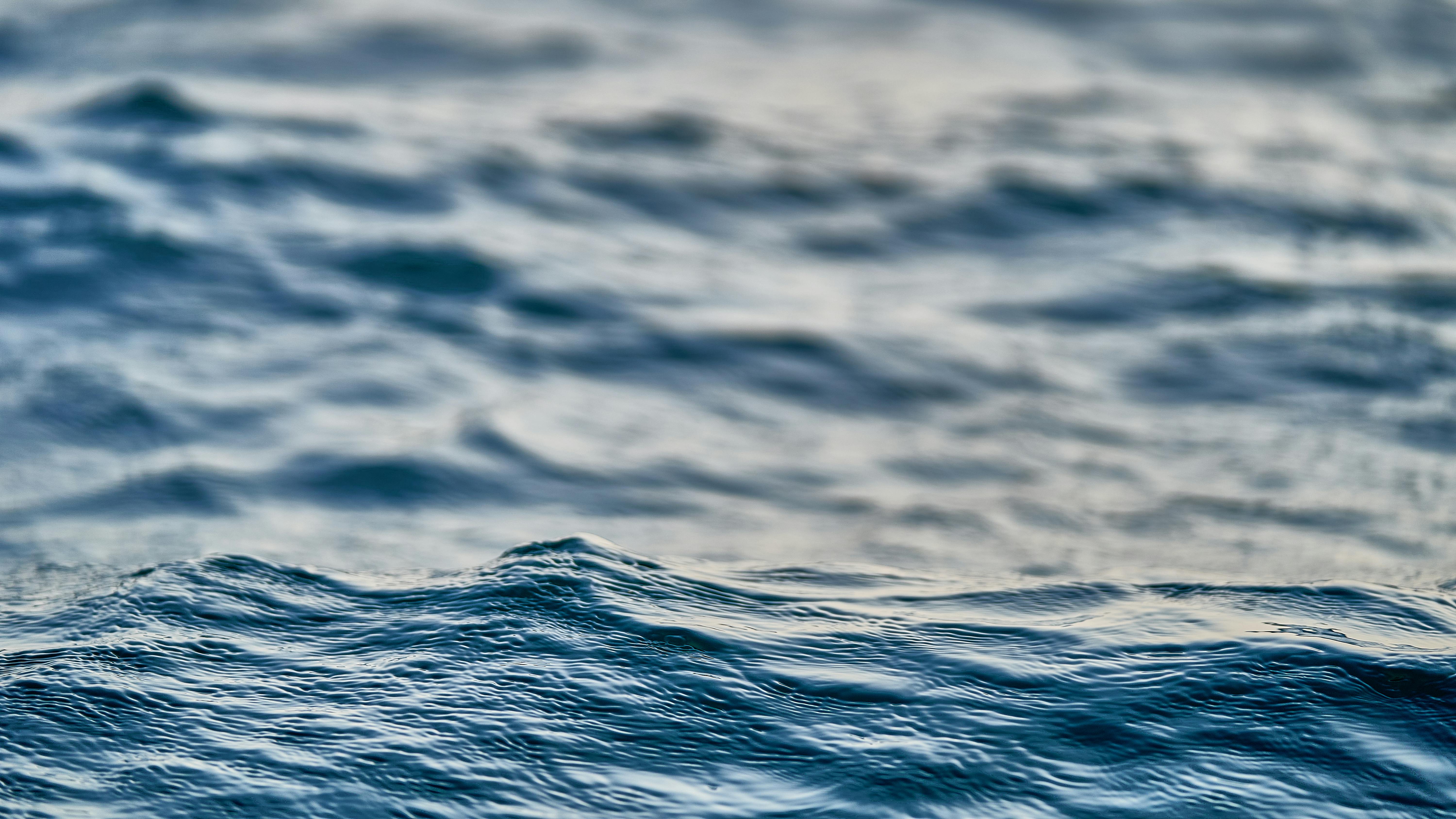 De franc Primer pla tranquil de les onades de l'oceà amb una il·luminació suau del crepuscle, que captura la tranquil·litat i la bellesa de la natura. Foto d'estoc