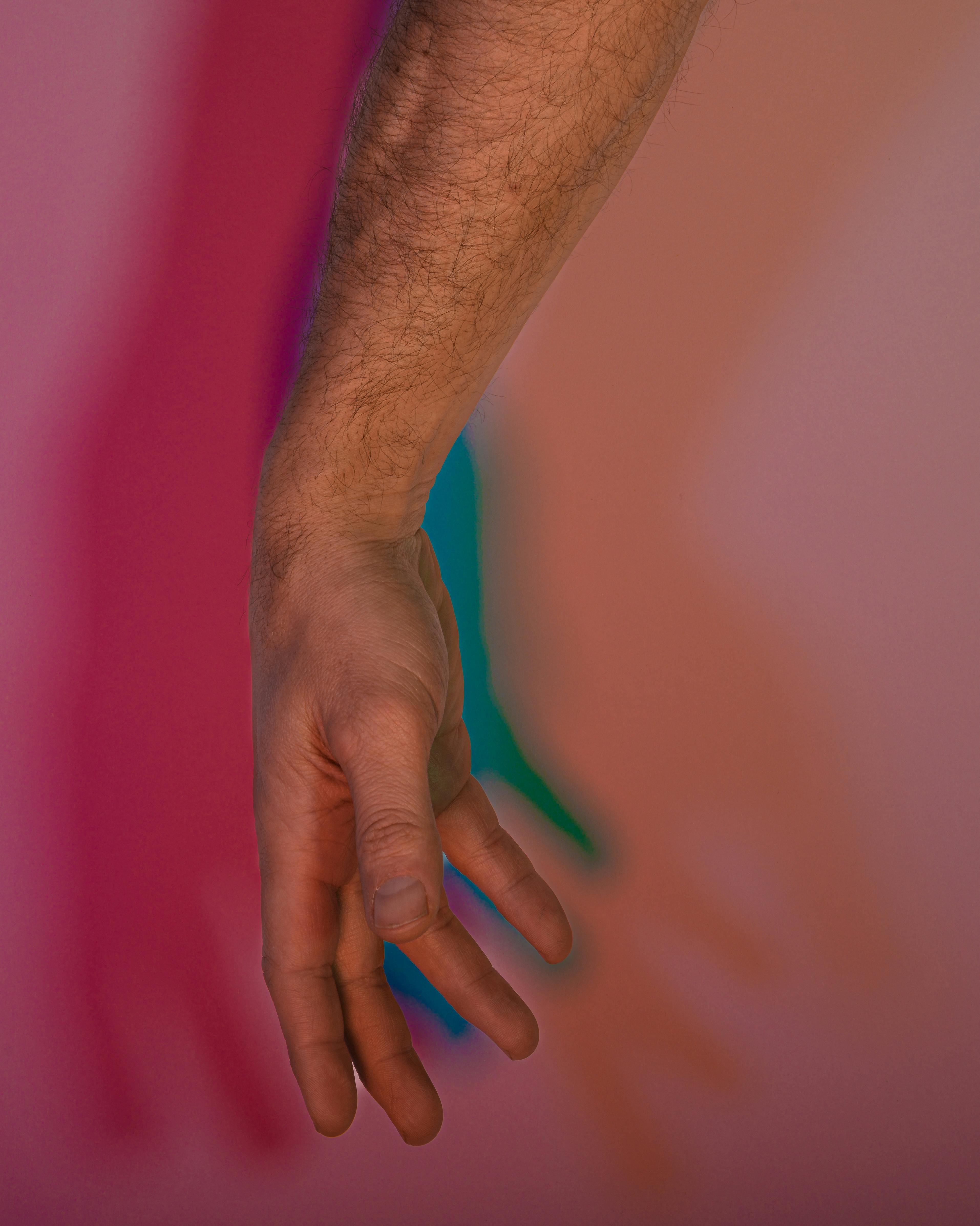 De franc Foto abstracta d'una mà amb ombres de colors vibrants en una paret. Foto d'estoc