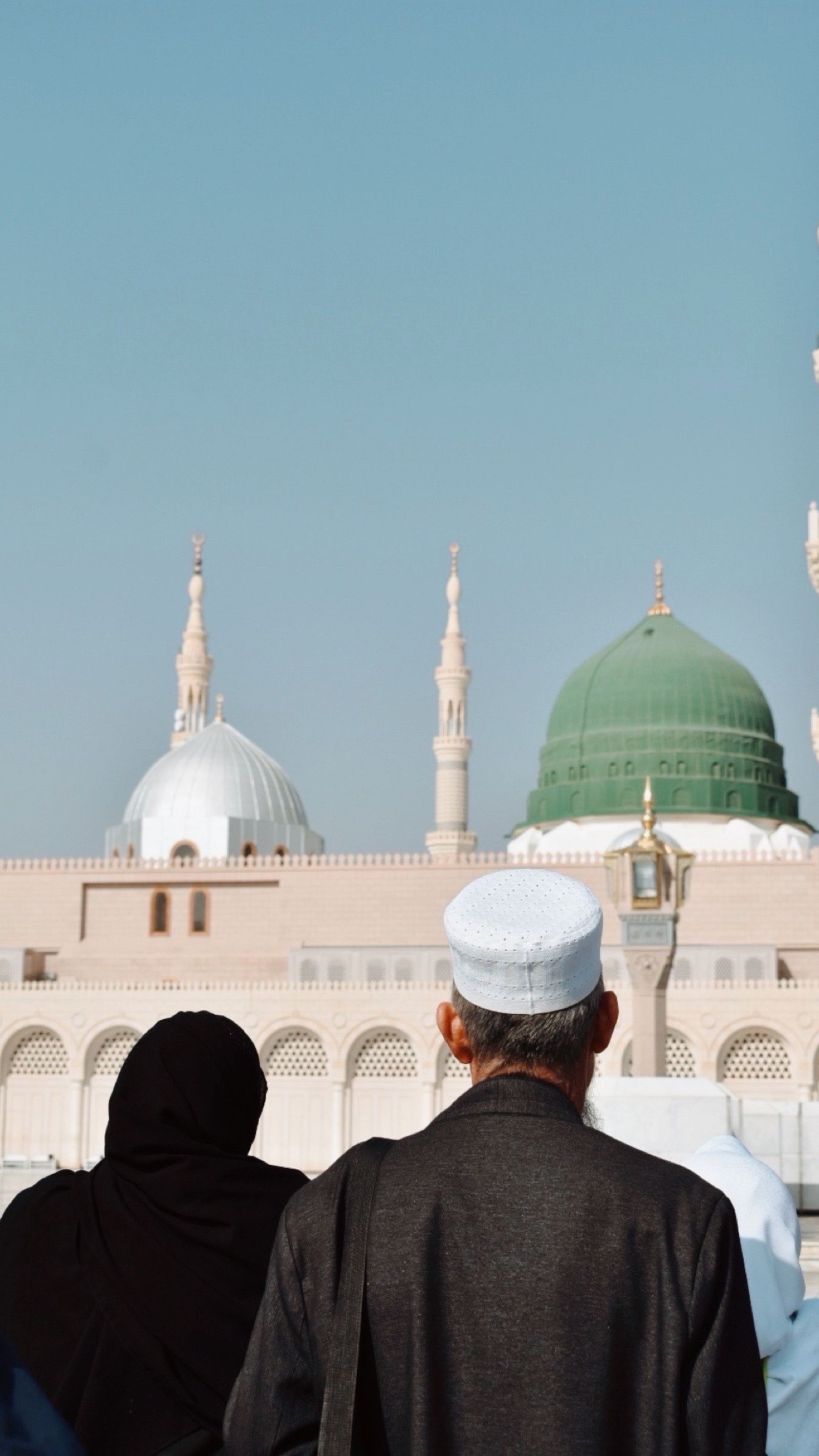 Pilgrims facing Al-Masjid an-Nabawi in Madinah