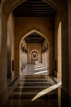 阿曼马斯喀特一条令人惊叹的建筑走廊，以错综复杂的拱门和光影为特色。 - 相关推荐