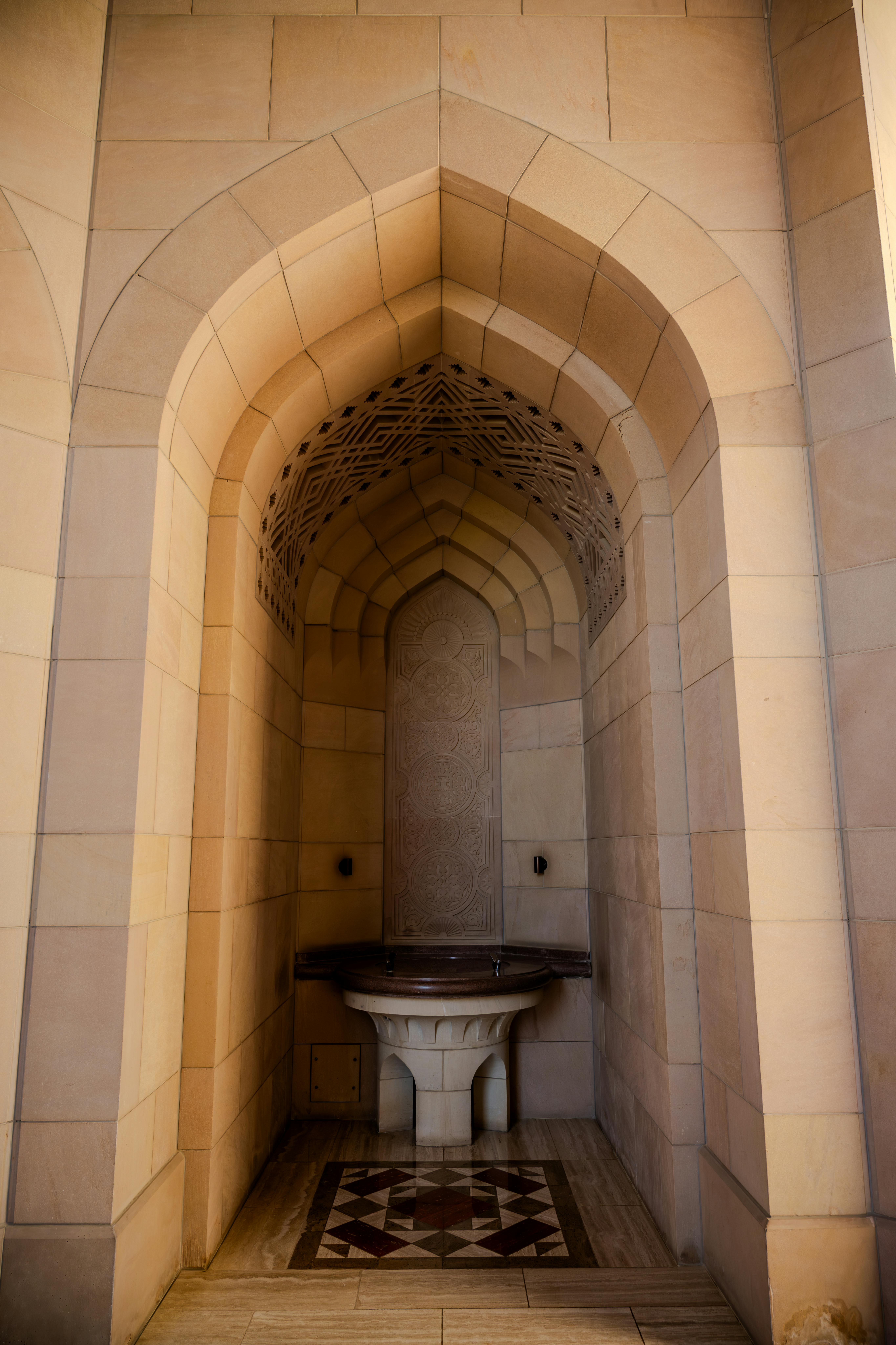 無料 マスカットにあるイスラム建築の特徴である複雑な模様が施された美しい石のアーチ。 写真素材