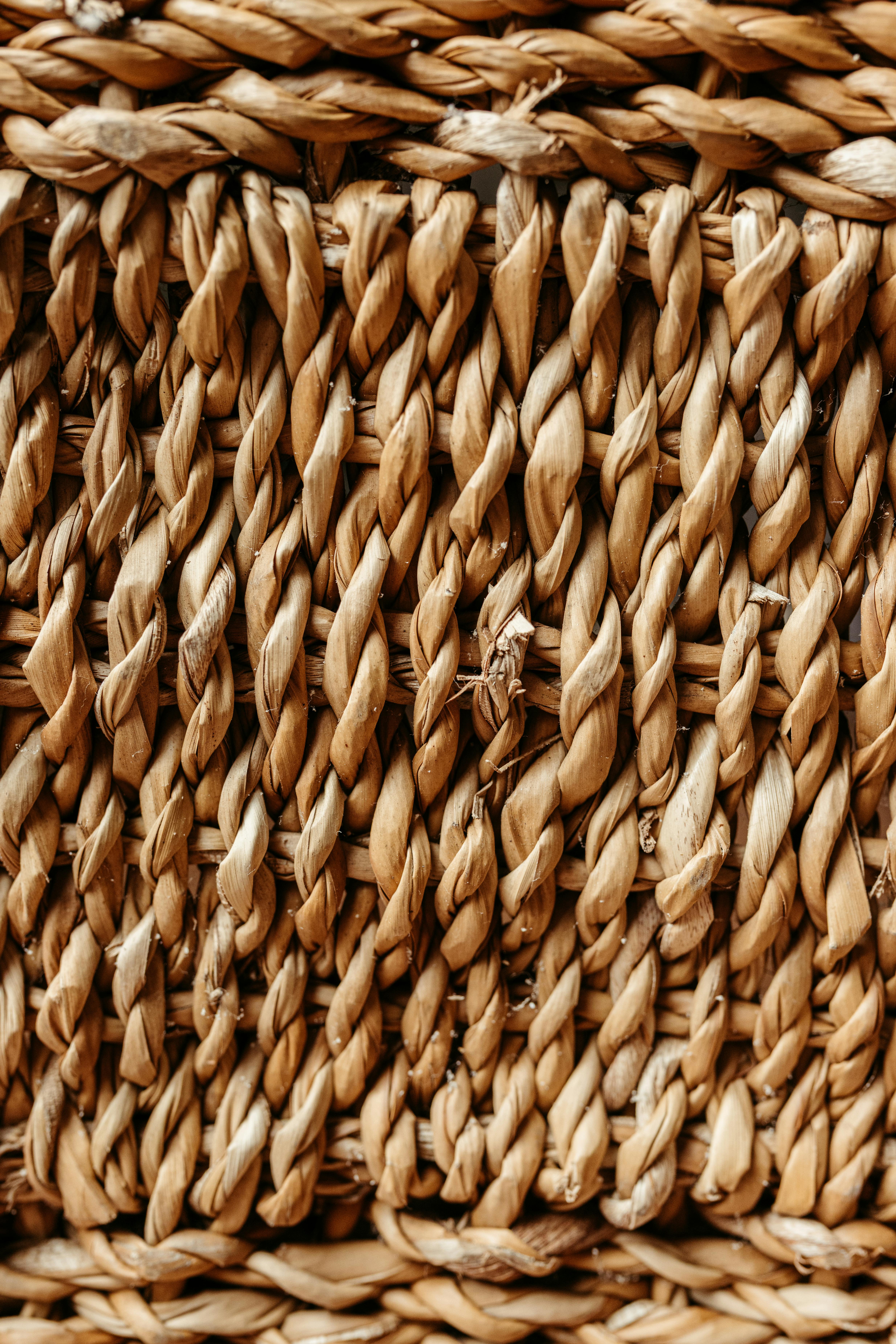 Gratis Detaljert tekstur av flettet strå, ideell for bakgrunner eller designelementer. Arkivbilde