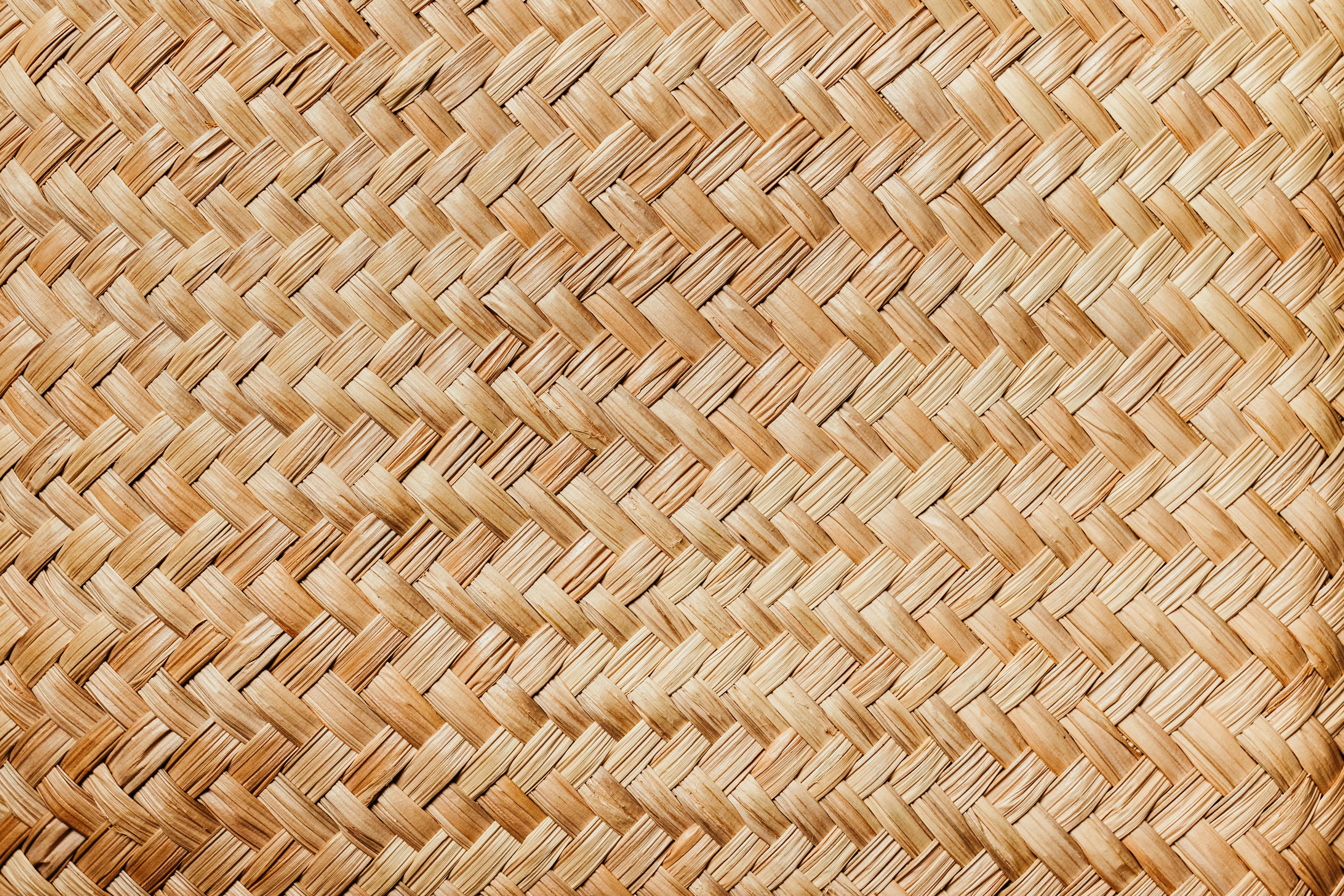 Gratis Vista detallada de una superficie de paja tejida que muestra patrones intrincados y texturas naturales. Foto de stock