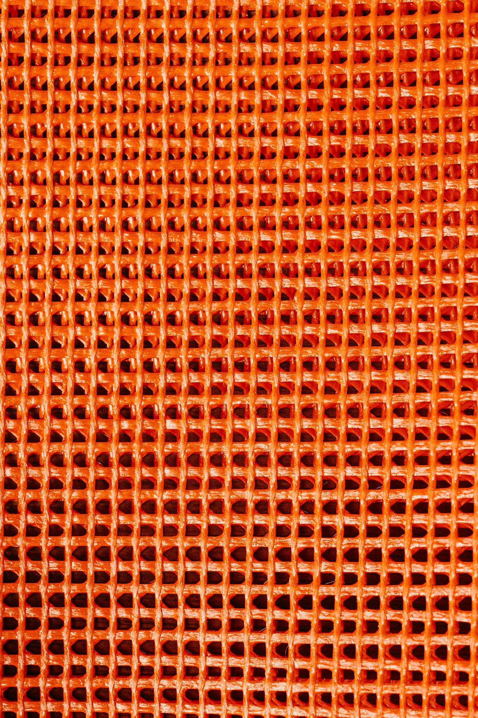 Gratuit Prim-plan al unei texturi vibrante de grilă portocalie cu un model de plasă, oferind un impact vizual îndrăzneț. Fotografie de stoc