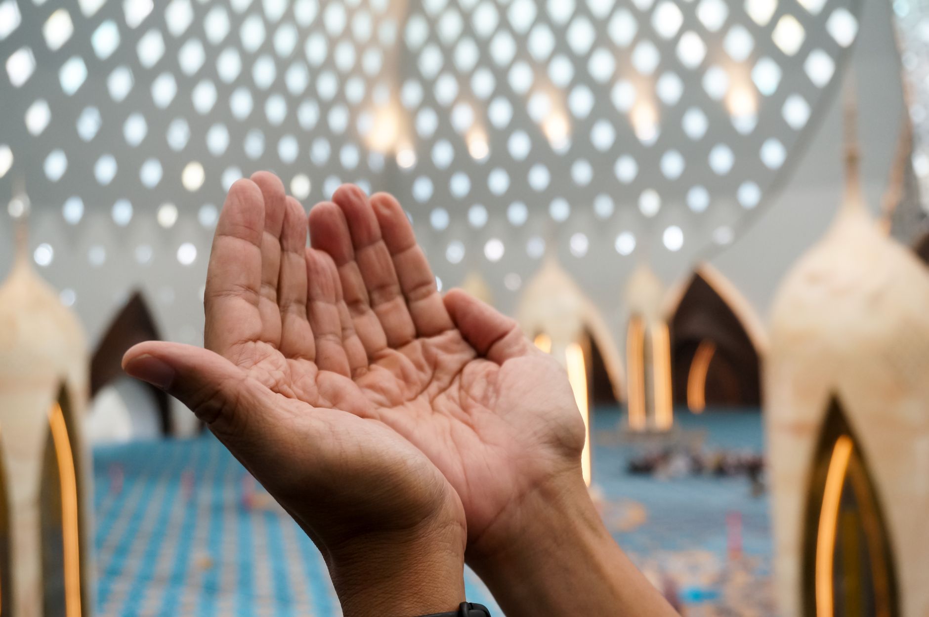 Kiat Spiritual Menghadapi Beban Finansial Melalui Doa yang Diajarkan Rasulullah SAW