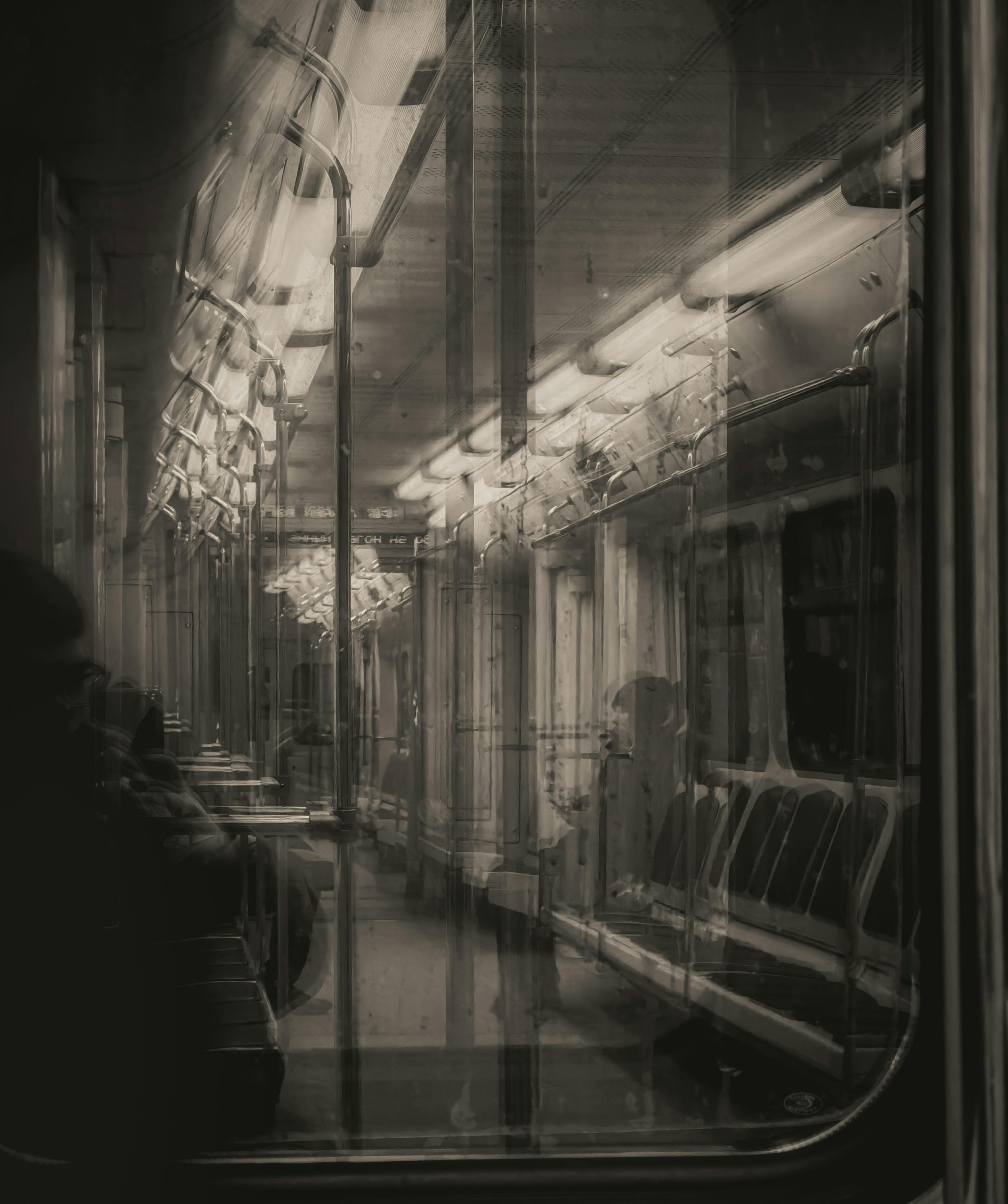 무료 도시의 고독을 포착한, 텅 빈 지하철 차량의 빈티지 스타일 흑백 사진. 스톡 사진