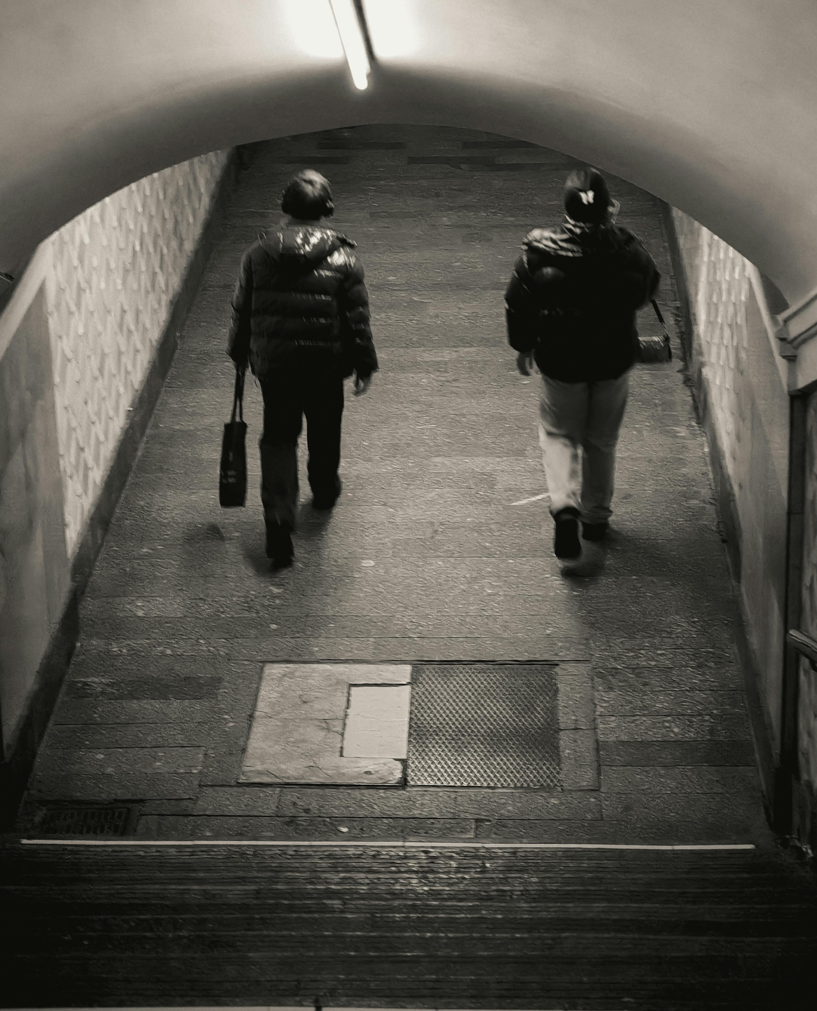 De franc Dos adults caminen per un túnel subterrani mal il·luminat a Moscou, Rússia. Foto d'estoc