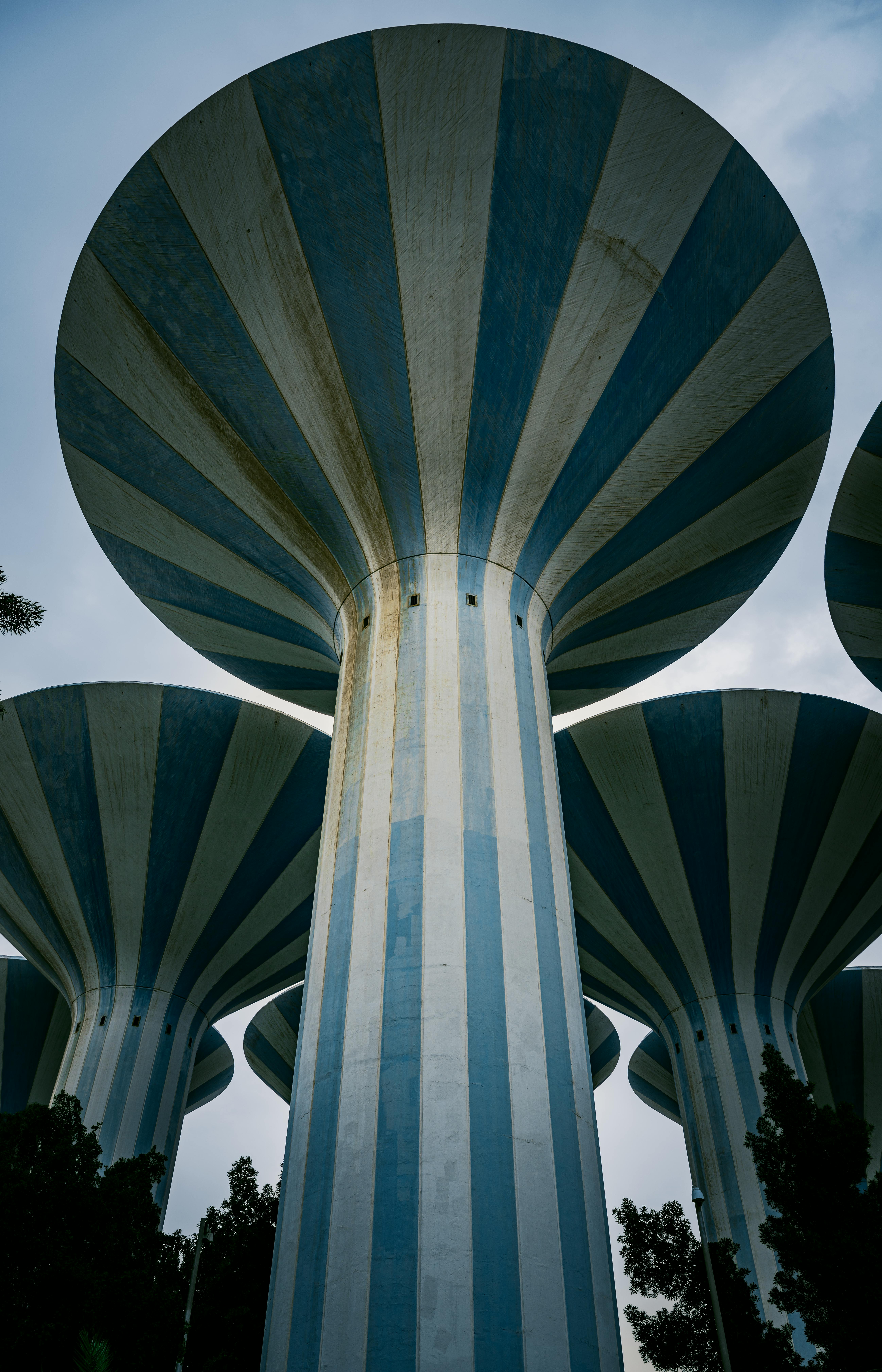 бесплатная Впечатляющий вид на водонапорные башни с синими полосами в городе Кувейт. Стоковое фото