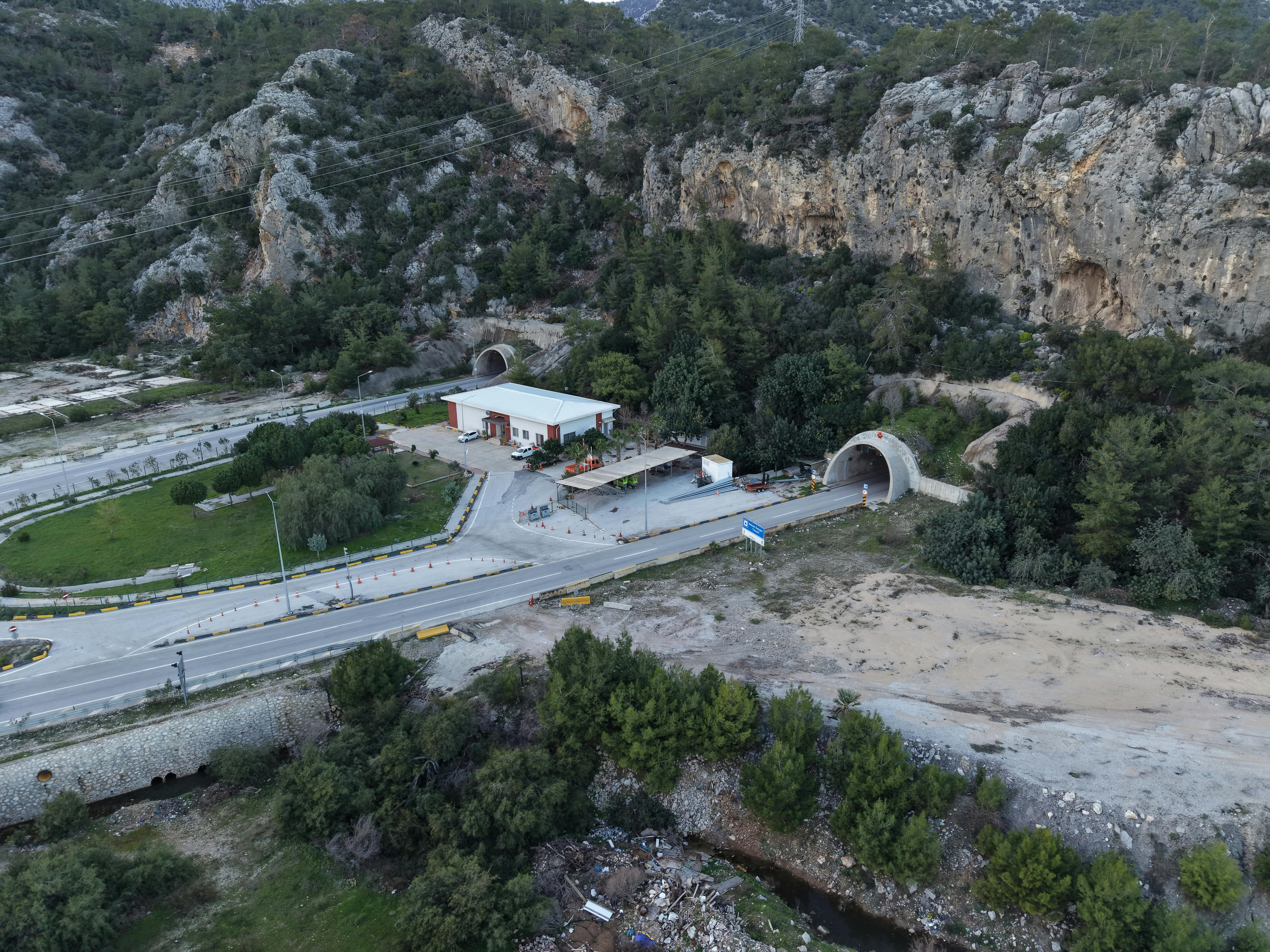 Una autopista en construcción junto a una costa mediterránea montañosa