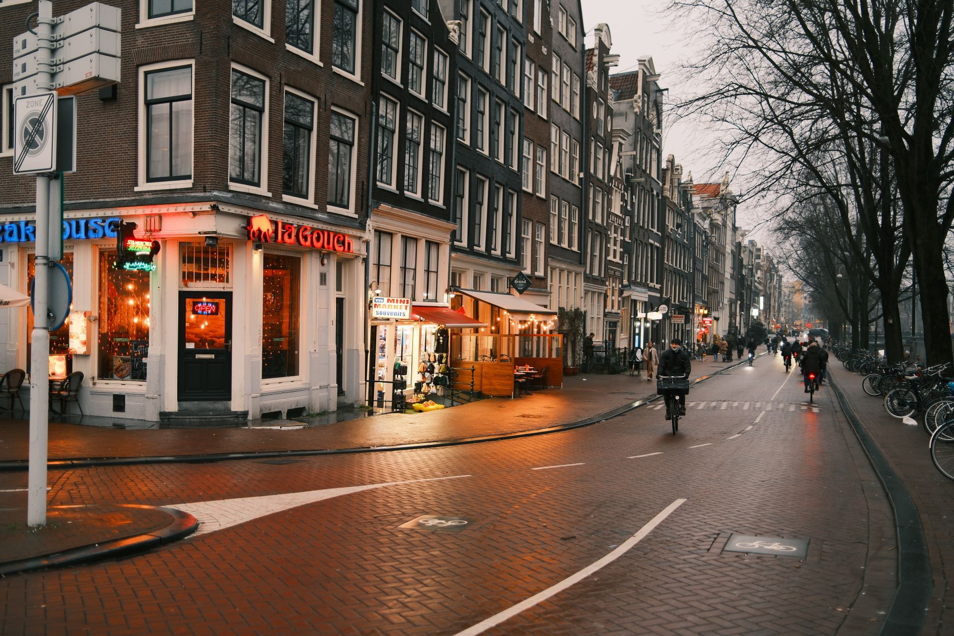 Amsterdam'da bisikletlilerin kullandığı dar bir bisiklet yolu