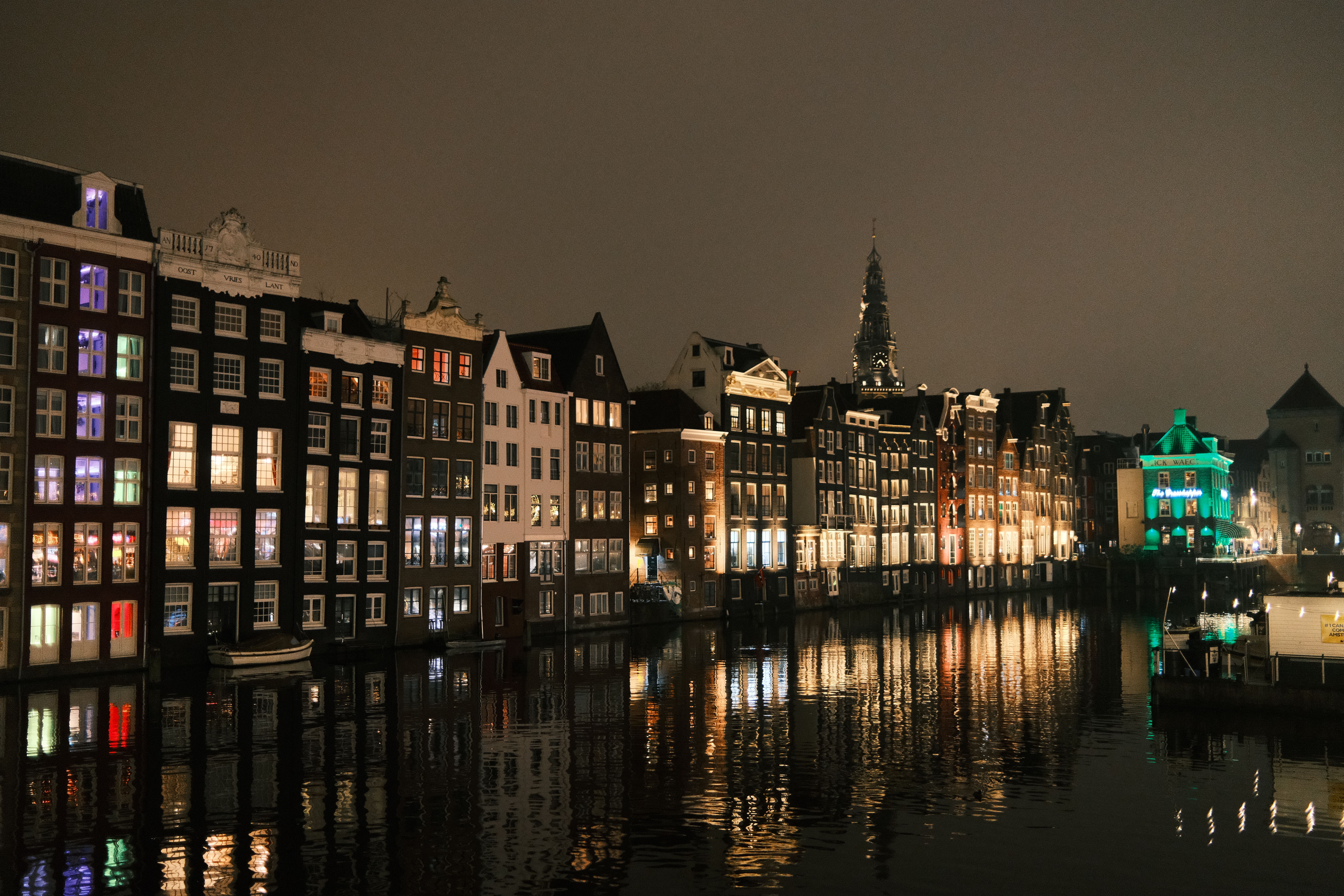 Casas de los canales de Ámsterdam iluminadas en una noche de invierno