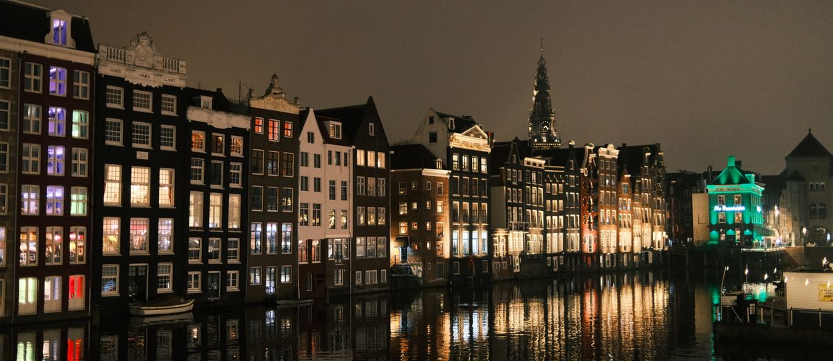Casas de los canales de Ámsterdam iluminadas en una noche de invierno