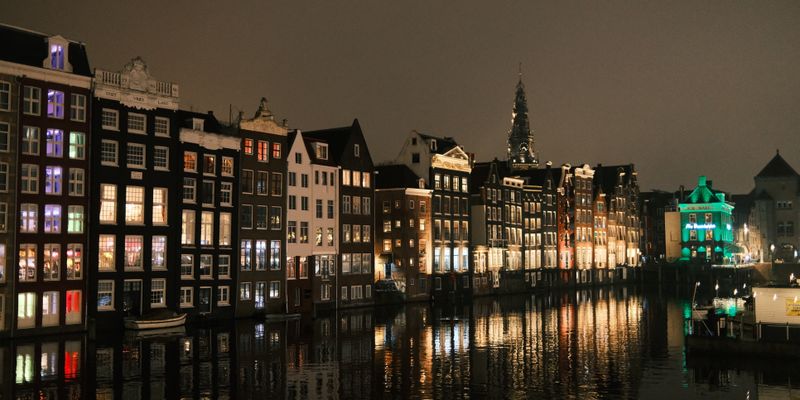 Casas de los canales de Ámsterdam iluminadas en una noche de invierno