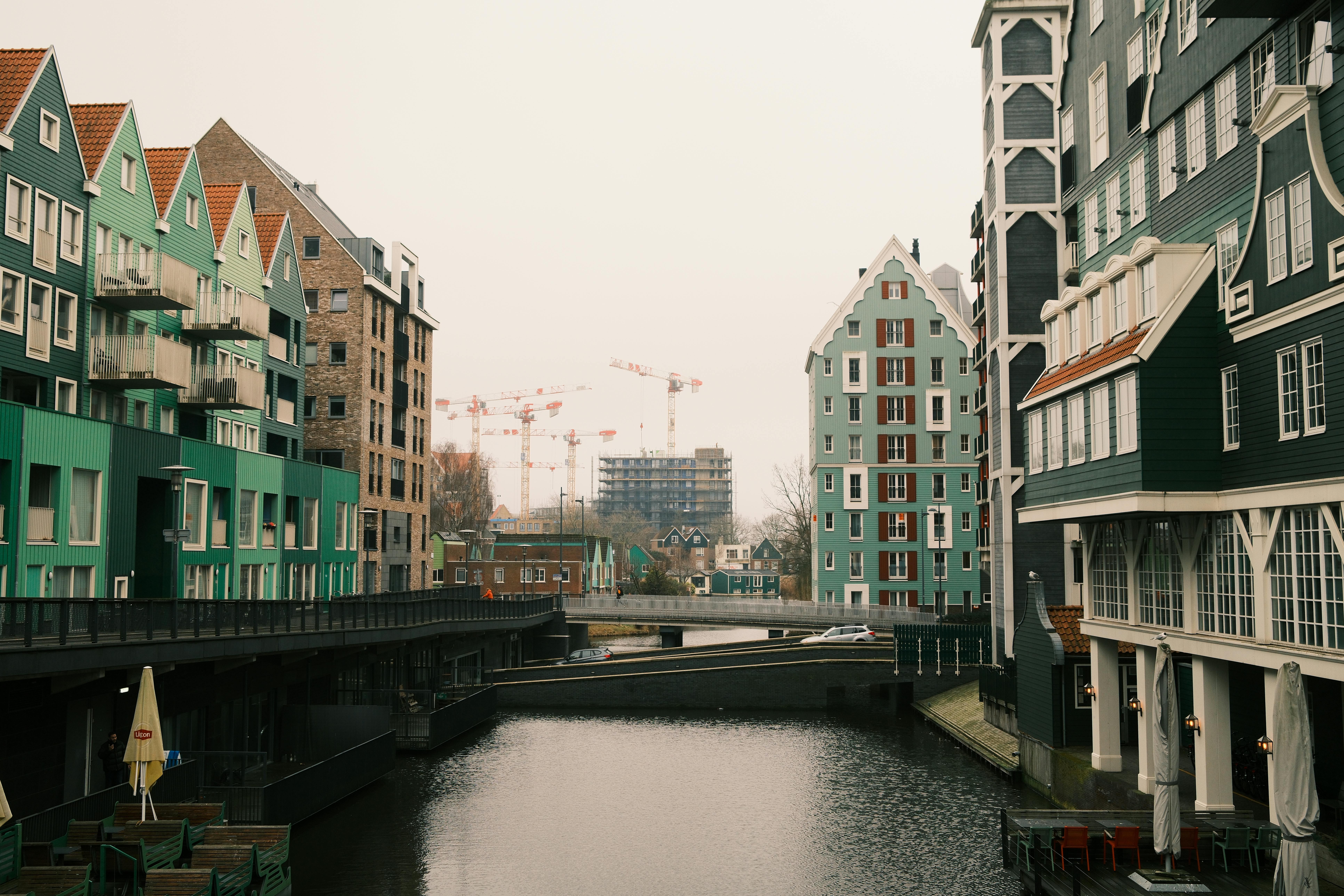 Gratis Sjarmerende kanalutsikt med fargerike moderne bygninger og havnefront i et nederlandsk bybilde. Arkivbilde