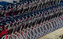 斯德哥尔摩停着一排整齐的红色自行车，供骑行者使用