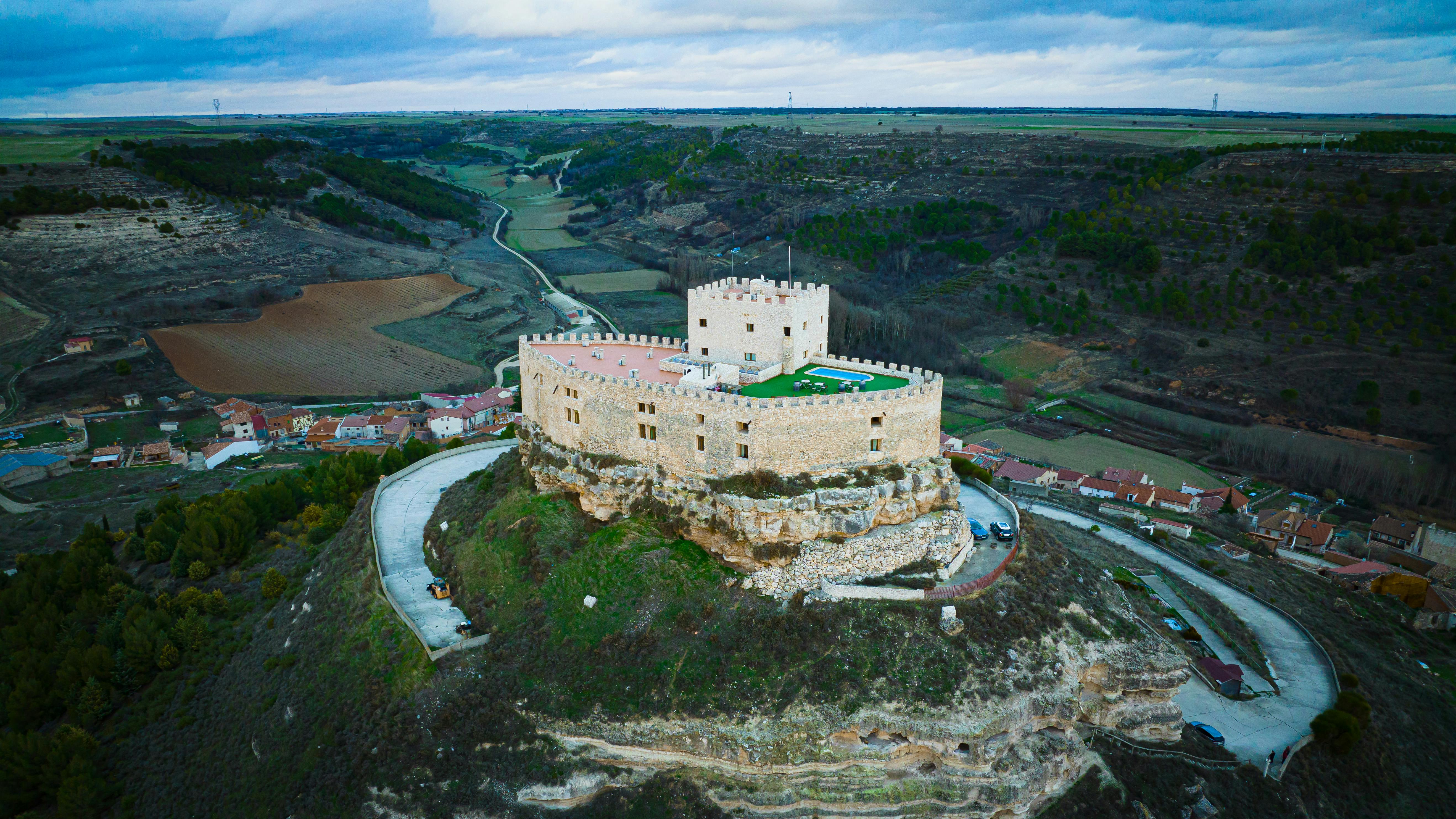 бесплатная Откройте для себя неподвластную времени красоту исторического замка на вершине холма в Куриэль-де-Дуэро, Испания. Стоковое фото