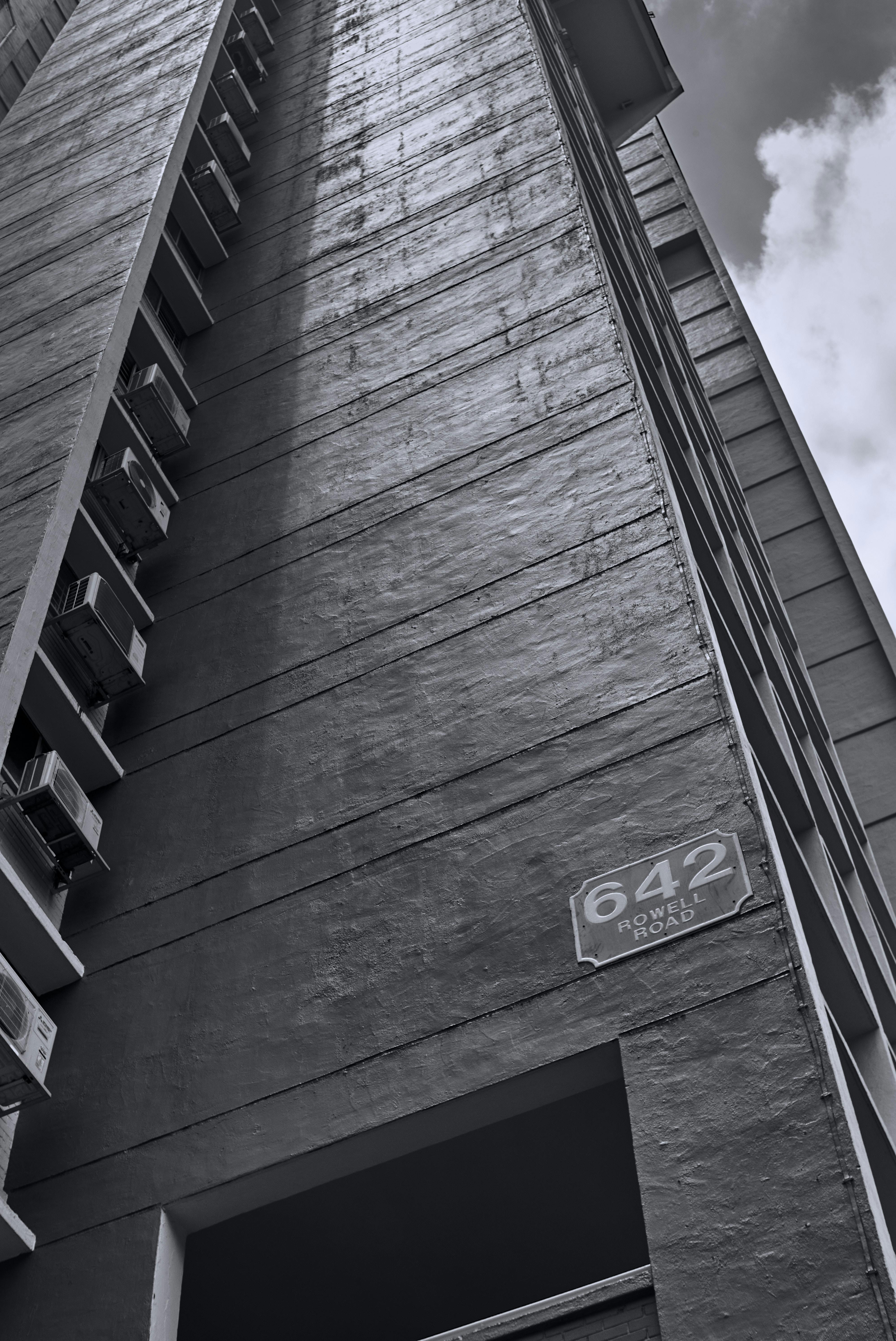 Gratis En monokrom visning av en urban skyskraper tatt nedenfra, med fremhevet ruvende arkitektur mot himmelen. Arkivbilde