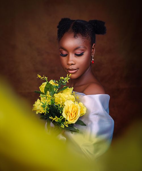 Free Portrait of an elegant woman with a bouquet of yellow roses, showcasing beauty and grace. Stock Photo
