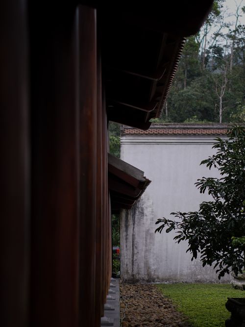 Free An artistic view of traditional Asian temple architecture amidst lush greenery, creating a serene atmosphere. Stock Photo