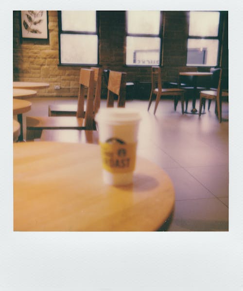 бесплатная Чашка кофе на столе Стоковое фото
