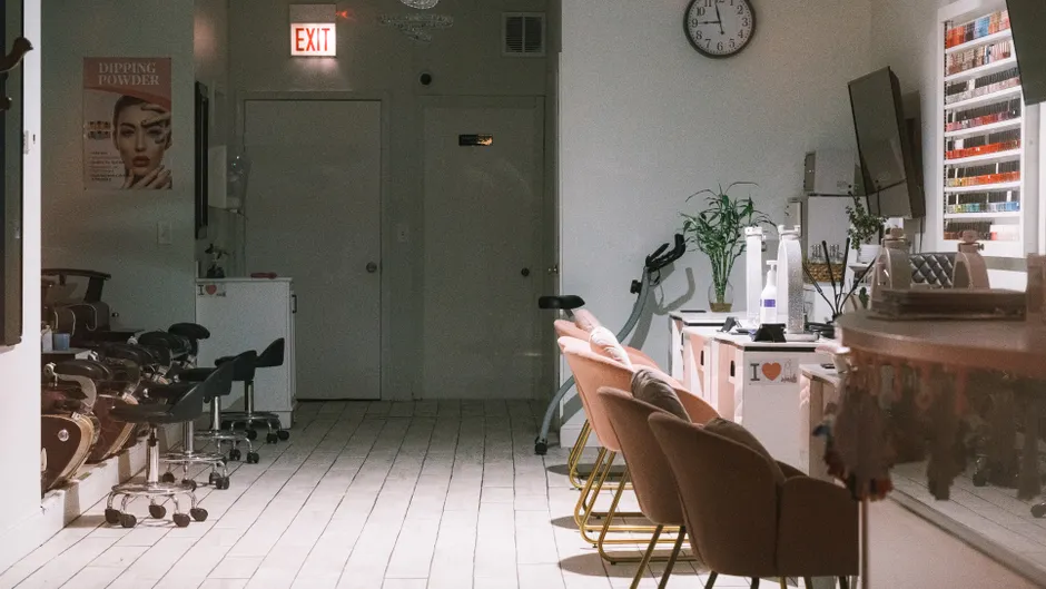 Intérieur d'un salon de beauté avec postes de manucure et fauteuils de pédicure