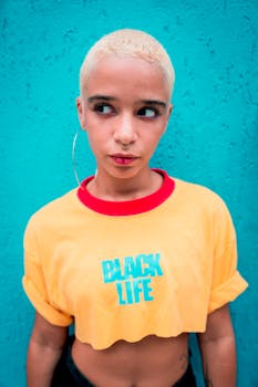 一位穿着五颜六色街头服装的年轻女子，其画像挂在明亮的蓝色墙壁上