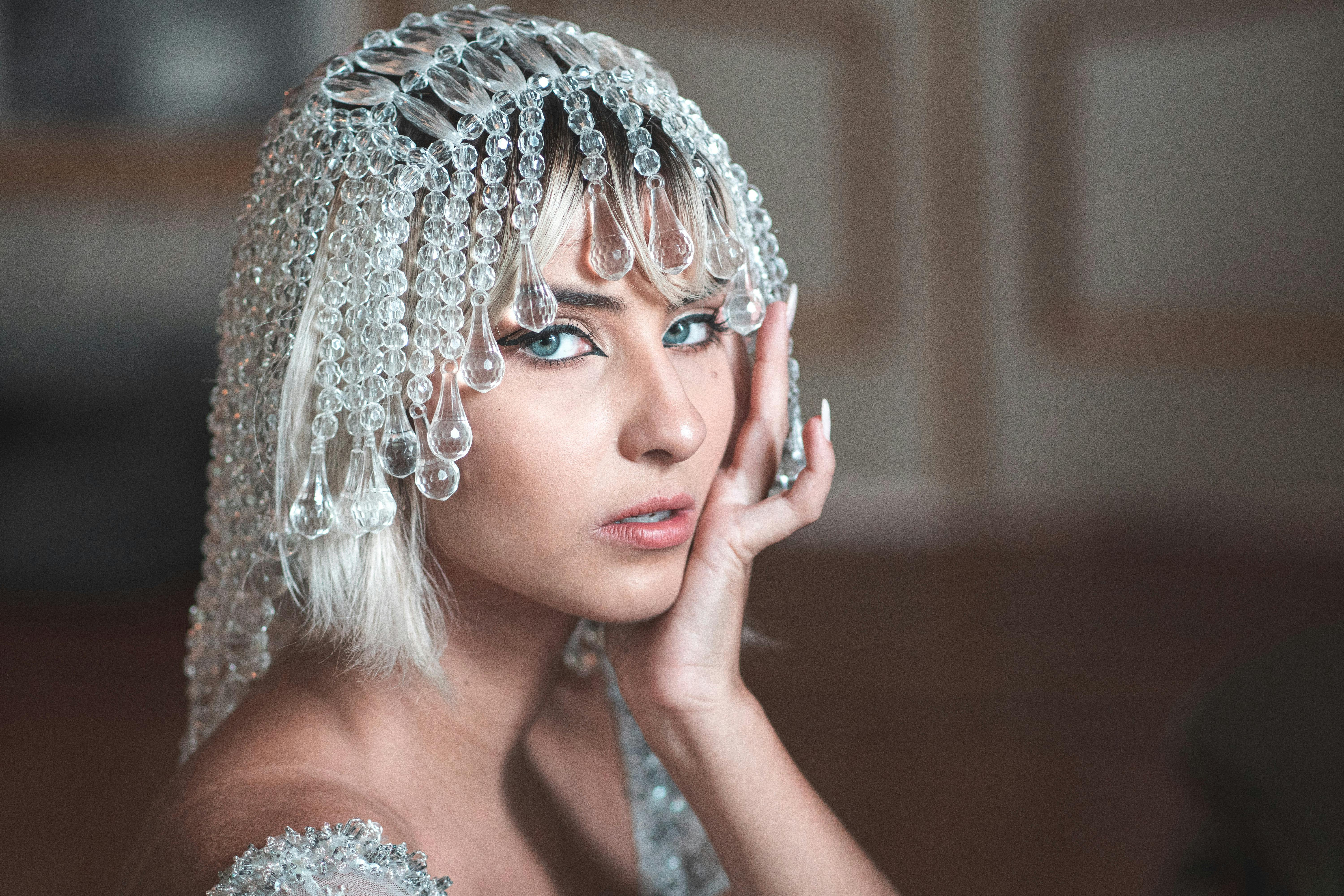 Ücretsiz Boncuklu Başörtülü Bir Kadın Fotoğrafı Stok Fotoğraflar