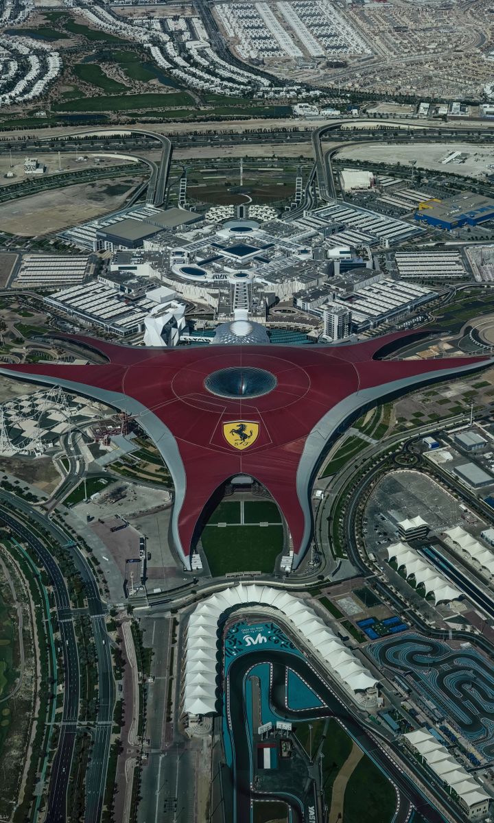 السقف الأحمر لFerrari World Abu Dhabi من الأعلى