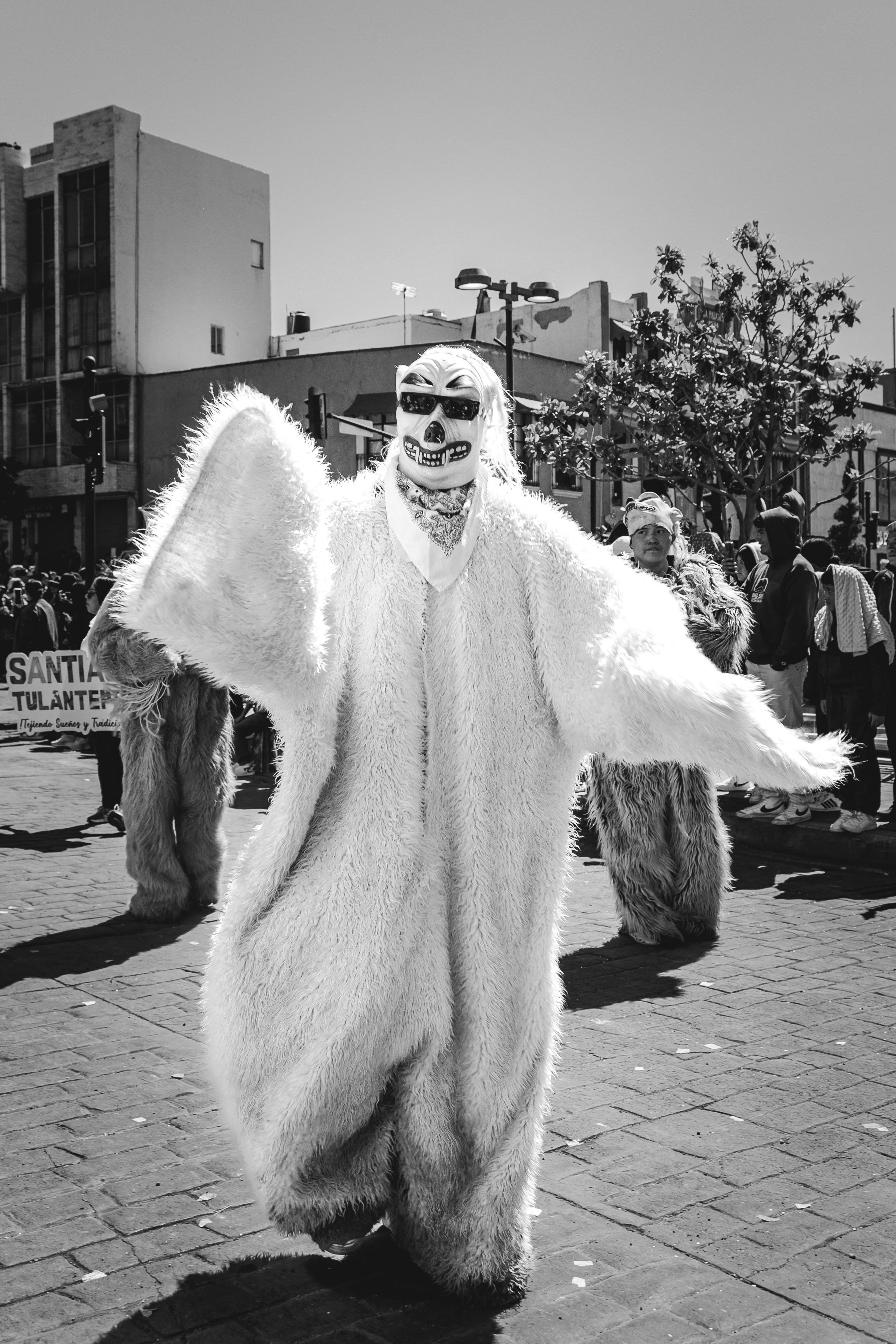De franc Participant en un festival mexicà amb un vestit elaborat i una màscara de crani a Pachuca. Foto d'estoc