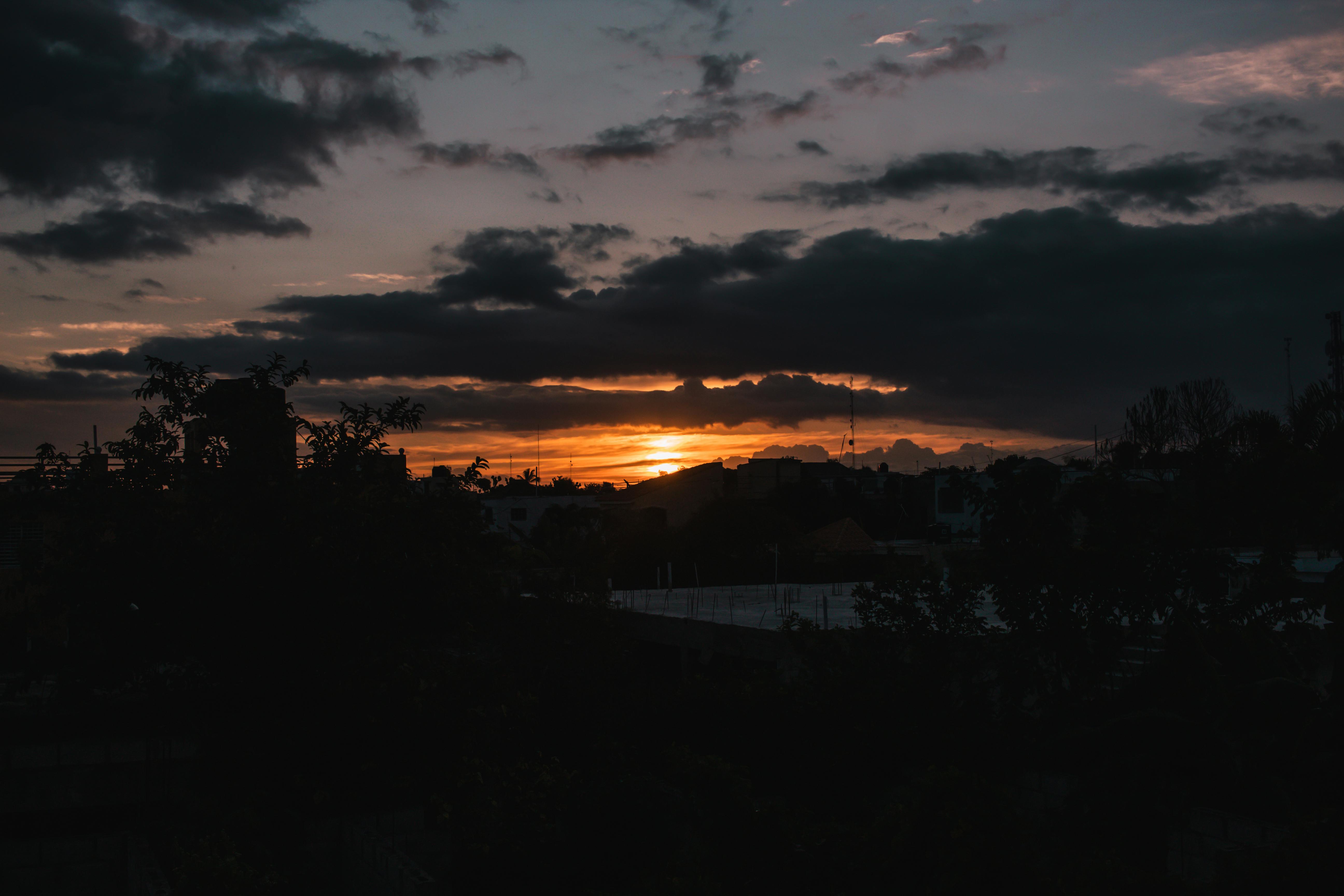 多米尼加共和国，迷人的日落映衬着戏剧性的云彩与剪影
